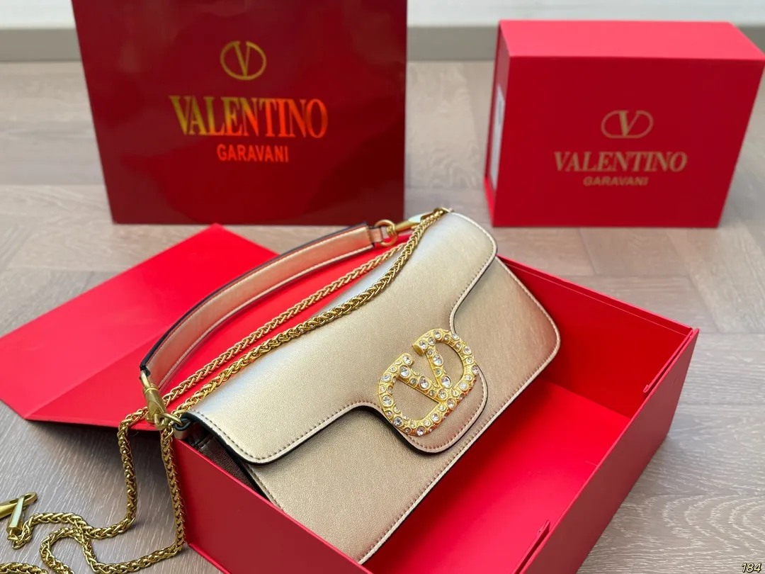 大号&yen;155折叠盒 华伦天奴 Valentino Loco单肩包 高级感溢出来啦 这颜值上身很百搭的呦 怎么背都没压力 哪个女孩子能拒绝得了这么好看的美包啦 尺寸：大号28 13