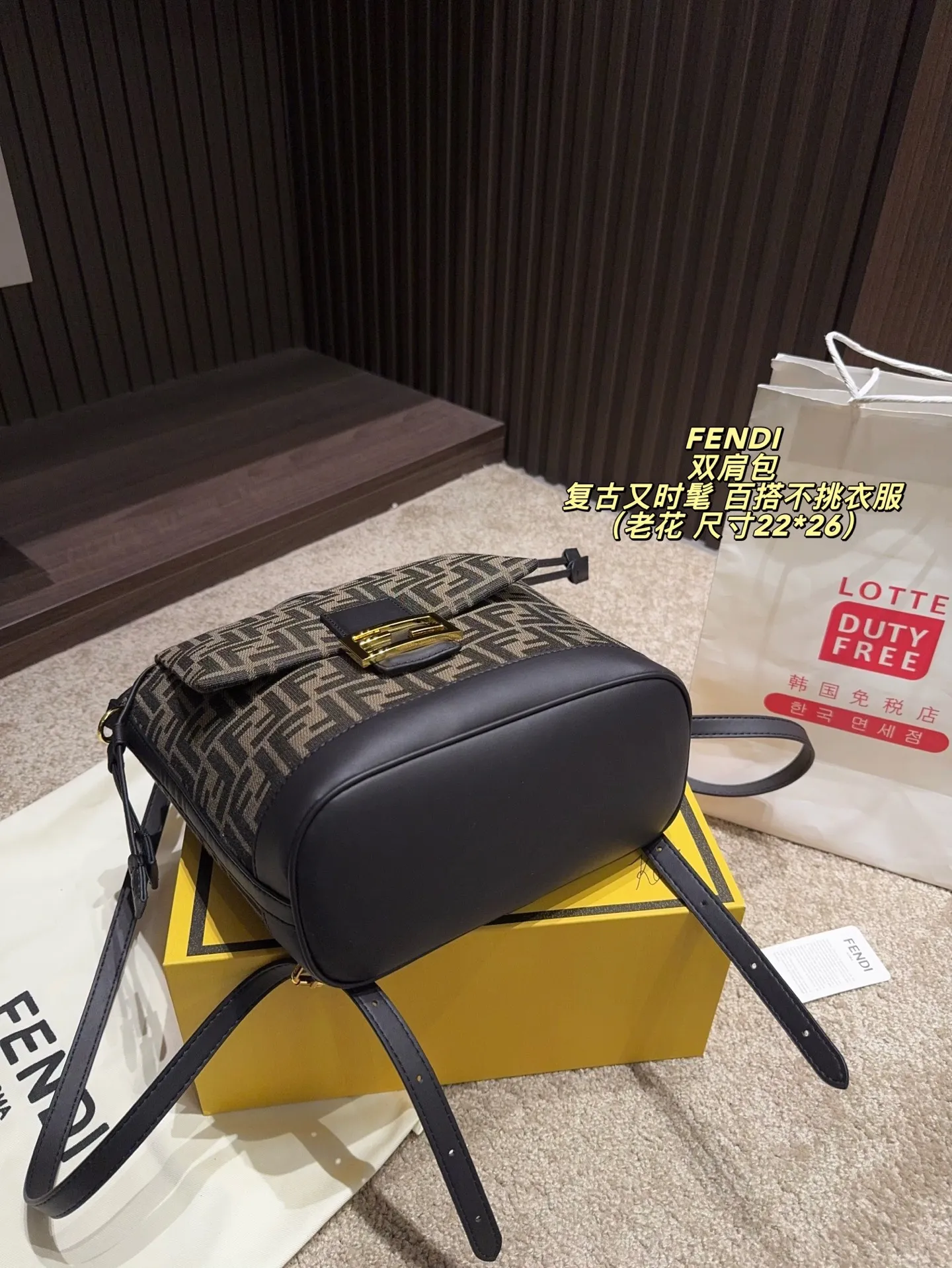 老花P195配折叠盒⚠️尺寸22*26 渐变蓝 灰牛仔P205配折叠盒⚠️尺寸22*26 Fendi 芬迪 双肩包 FF标志帆布+棕色皮革饰边，复古又时髦。抽绳翻盖＋金属扣，安全又有辨识度。容量适中，通勤or短途旅行都OK！肩带可调节，背负舒适，百搭不挑衣服，休闲or正式都能轻松驾驭