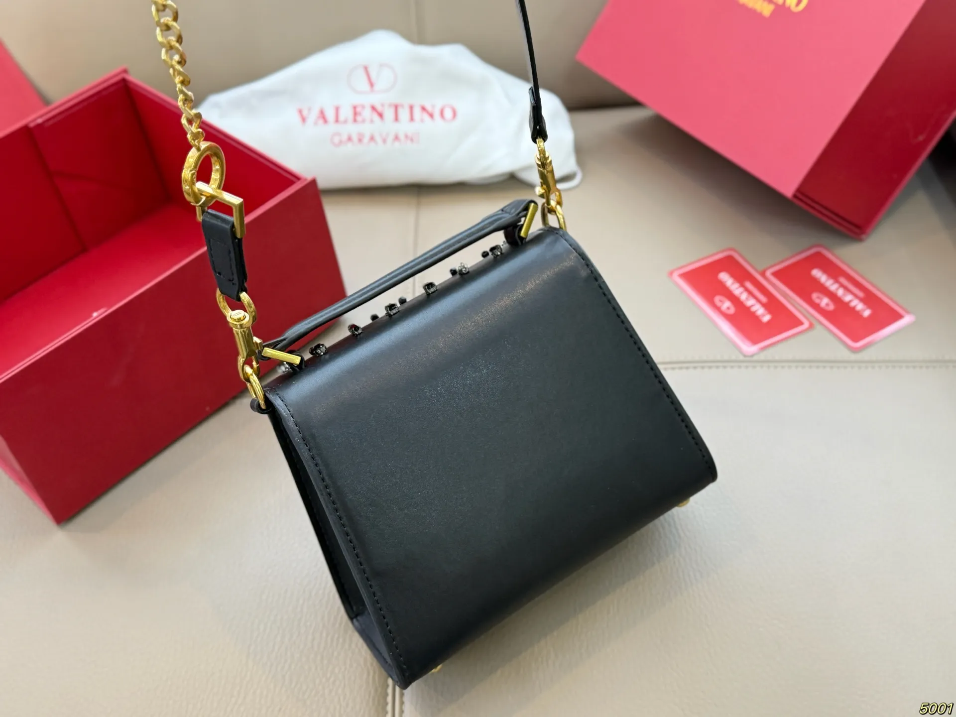 ¥230折叠盒 华伦天奴Valentino星钻版手提包 简约的包身廓形解锁时尚魅力 可盐可甜 让你成为整条街最靓的女孩 很百搭哦 yyds 尺寸:18 14