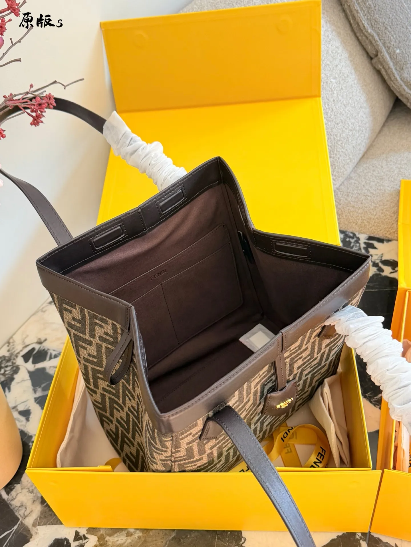 p200p215 Fendi Origami mini｜中号🔥折纸包遇到灵魂画手 #fendi #fendiorigami [哇R]Fendi Origami是我今年推荐过最多的包！大家都说，磁扣设计太香了，单手开包还有满满安全感🔐！ 早入早美！ 🔥Fendi Origami包看似简约，实则是工艺与创意的巅峰！ ✅ **一包两用**：轻轻一拉磁扣，从托特秒变水桶包，通勤、约会、旅行无缝切换，容量堪比&ldquo;移动衣橱&rdquo;。 ✅ **细节控狂喜**：38个精密零件+8颗磁扣，开合丝滑如折纸艺术，每个角度都散发高级慵懒的魅力！ 15cm27cm配盒子卡片