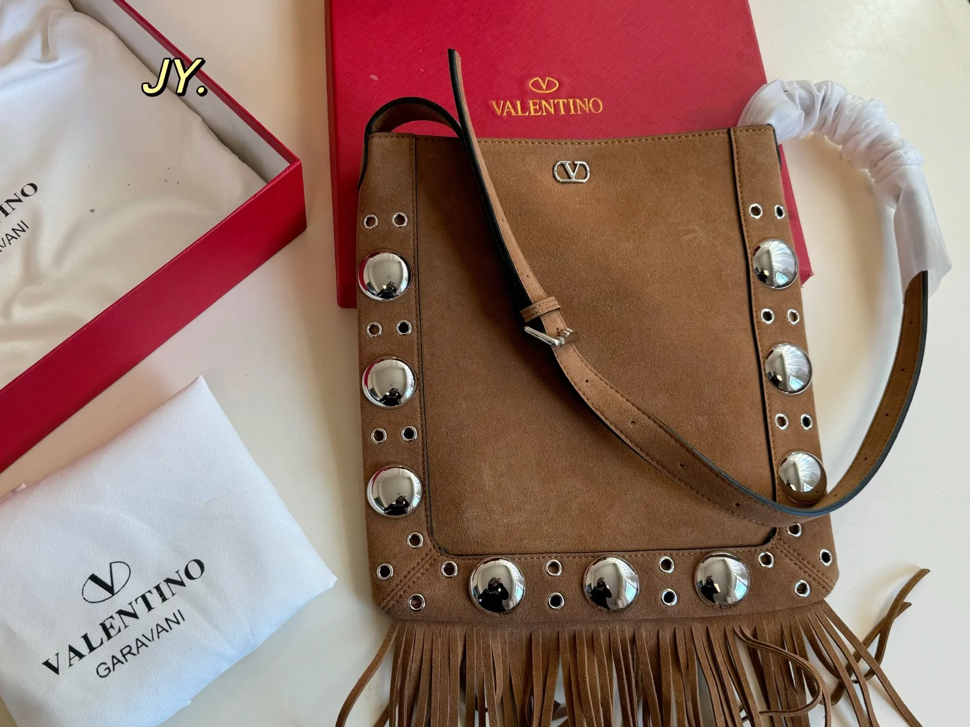P170(配盒) size:28×30 VALENTINO华伦天奴麂皮绒柳钉流苏托特包💕 质感很高级,皮料超好 可调节肩带,多种背法 容量超级大也很耐用~ 随性慵懒,日常出街必备
