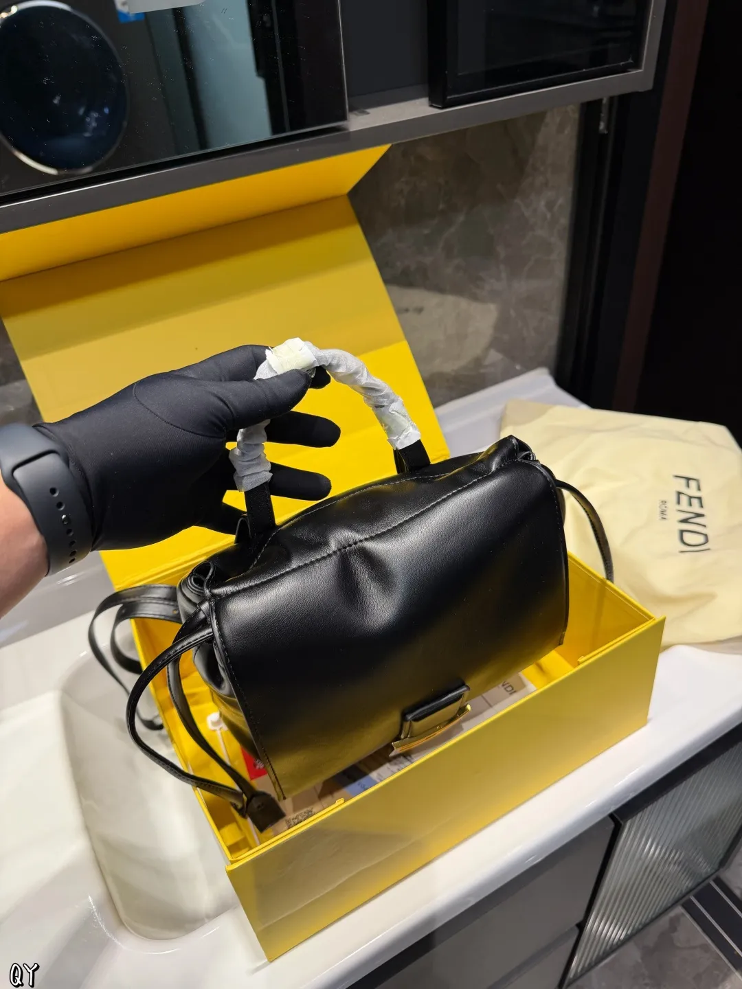 ❤️p175(折叠礼盒)❤️ Fendi老花双肩包 经典复古又时髦一眼沦陷容量超级能装 通勤出游都合适不管是搭配大衣还是休闲装都能轻松打造时髦造型 尺寸24×24