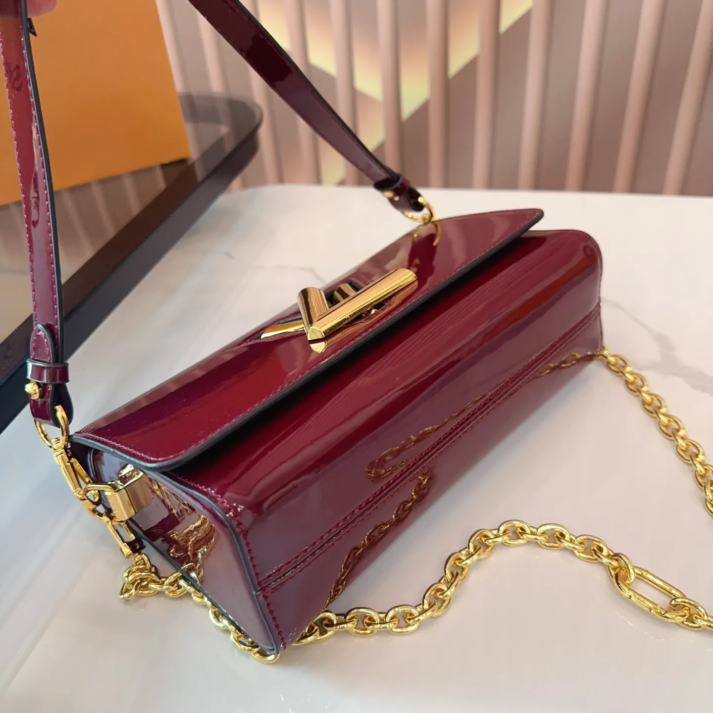 p145 全套包装 LV Twist链条包 复古优雅 永远的经典 正式休闲皆可 日常通勤无压力 尺寸 23×12 bd