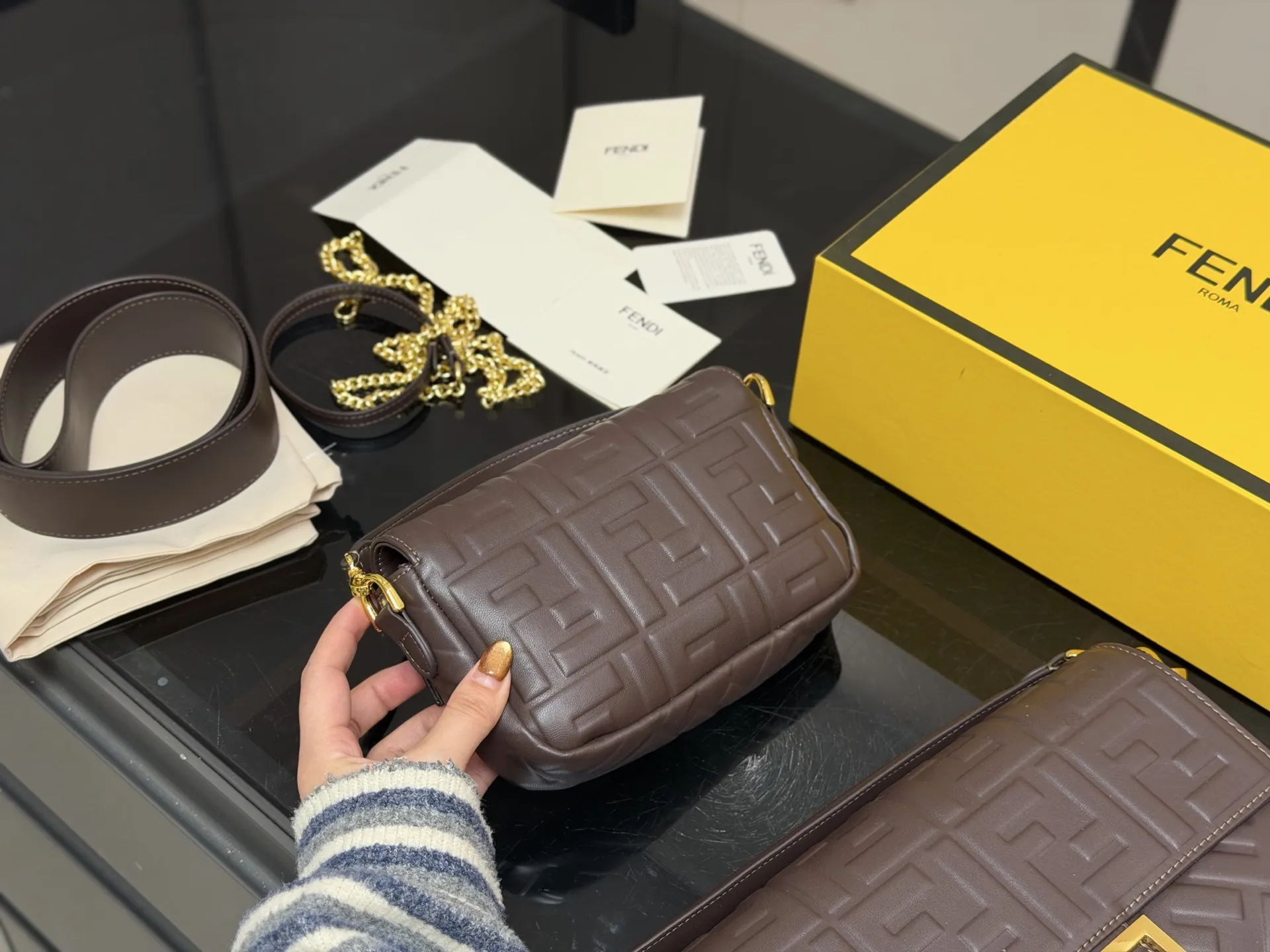 &yen;190 &yen;180 配折叠盒（升级版） size：25*15cm 18*10cm Fendi芬迪法棍包 （Baguette) 单肩、斜跨都不是问题， 有种慵慵懒懒的街头！！ ⚠️牛皮品质