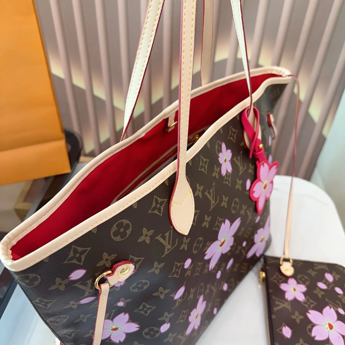 p145 lv&村上隆联名系列 neverfull超级酷太爱啦 购物袋届的天花板 被它的颜值惊艳到啦 简约大气 时髦感十足 尺寸32 29。bd