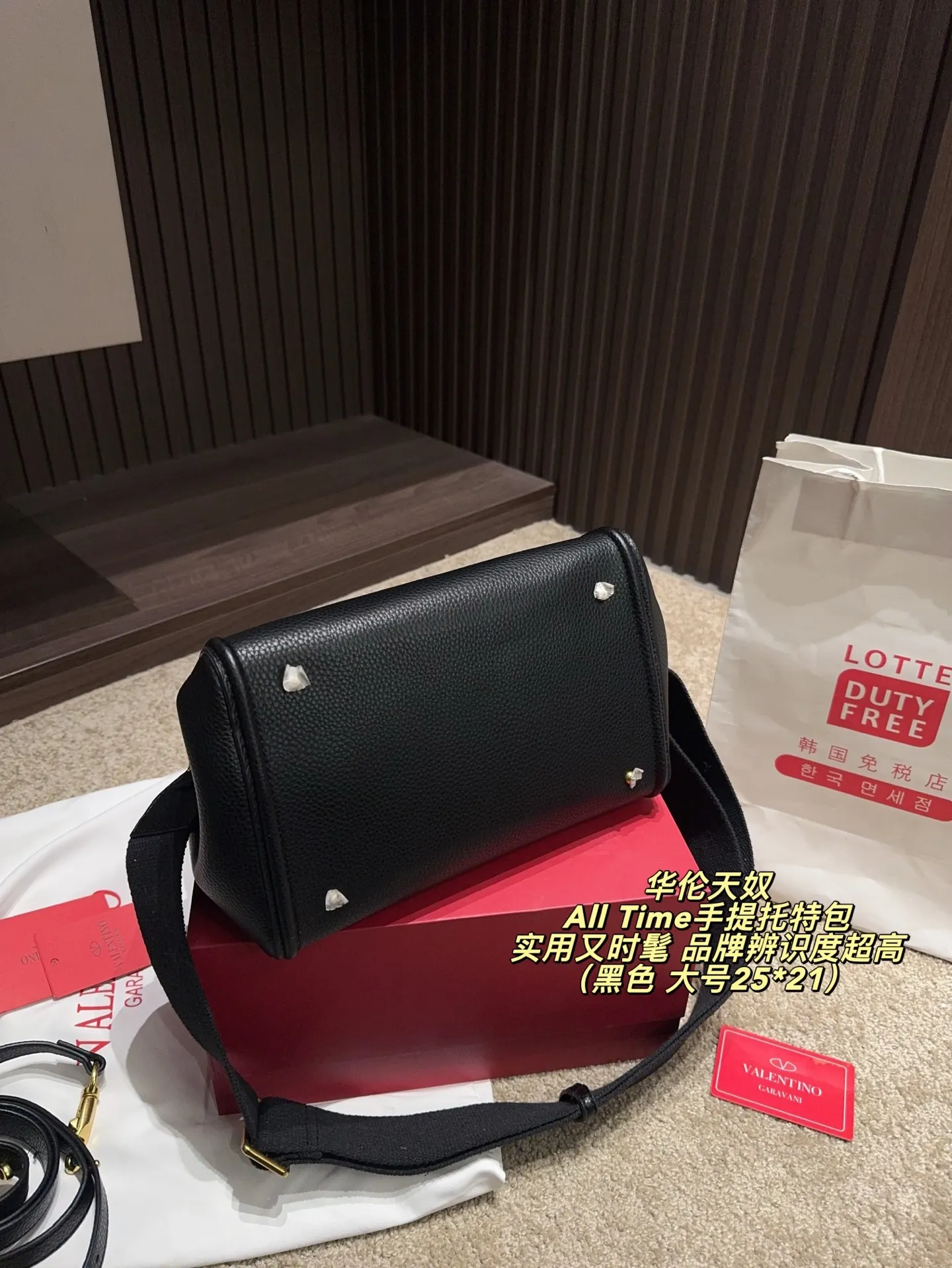 大号P200配折叠盒⚠️尺寸25*21 小号P190配折叠盒⚠️尺寸19*17 Valentino 华伦天奴 All Time手提托特包 选用棕色粒面小牛皮,质感细腻耐用,搭配金属VLogo,品牌辨识度超高。包型简约大气,配手提和可调节肩带,手提、斜挎都OK,通勤或正式场合都能轻松驾驭。内部空间合理,日常物品轻松收纳,实用又时髦,是都市女生的理想选择!