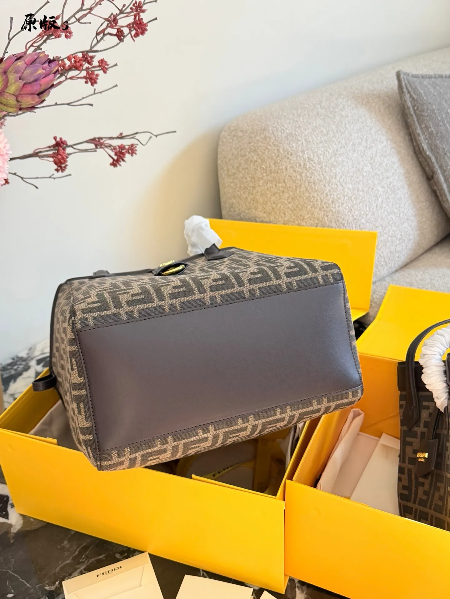 p200p215 Fendi Origami mini｜中号🔥折纸包遇到灵魂画手 #fendi #fendiorigami [哇R]Fendi Origami是我今年推荐过最多的包！大家都说，磁扣设计太香了，单手开包还有满满安全感🔐！ 早入早美！ 🔥Fendi Origami包看似简约，实则是工艺与创意的巅峰！ ✅ **一包两用**：轻轻一拉磁扣，从托特秒变水桶包，通勤、约会、旅行无缝切换，容量堪比&ldquo;移动衣橱&rdquo;。 ✅ **细节控狂喜**：38个精密零件+8颗磁扣，开合丝滑如折纸艺术，每个角度都散发高级慵懒的魅力！ 15cm27cm配盒子卡片