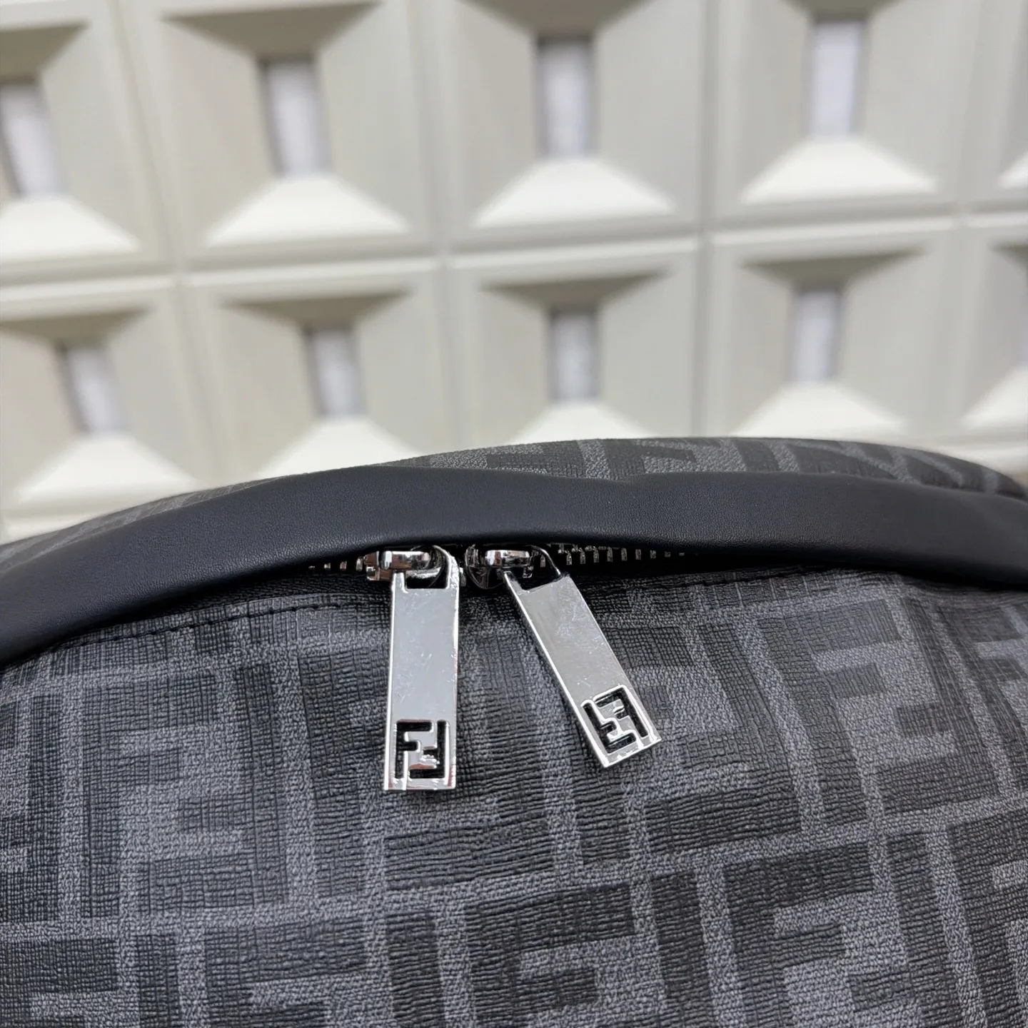 P105 Fendi 芬迪 印花腰包 斜挎胸包 经典百搭 实物拍摄 配送防尘袋 礼盒 30 x 17 cm。