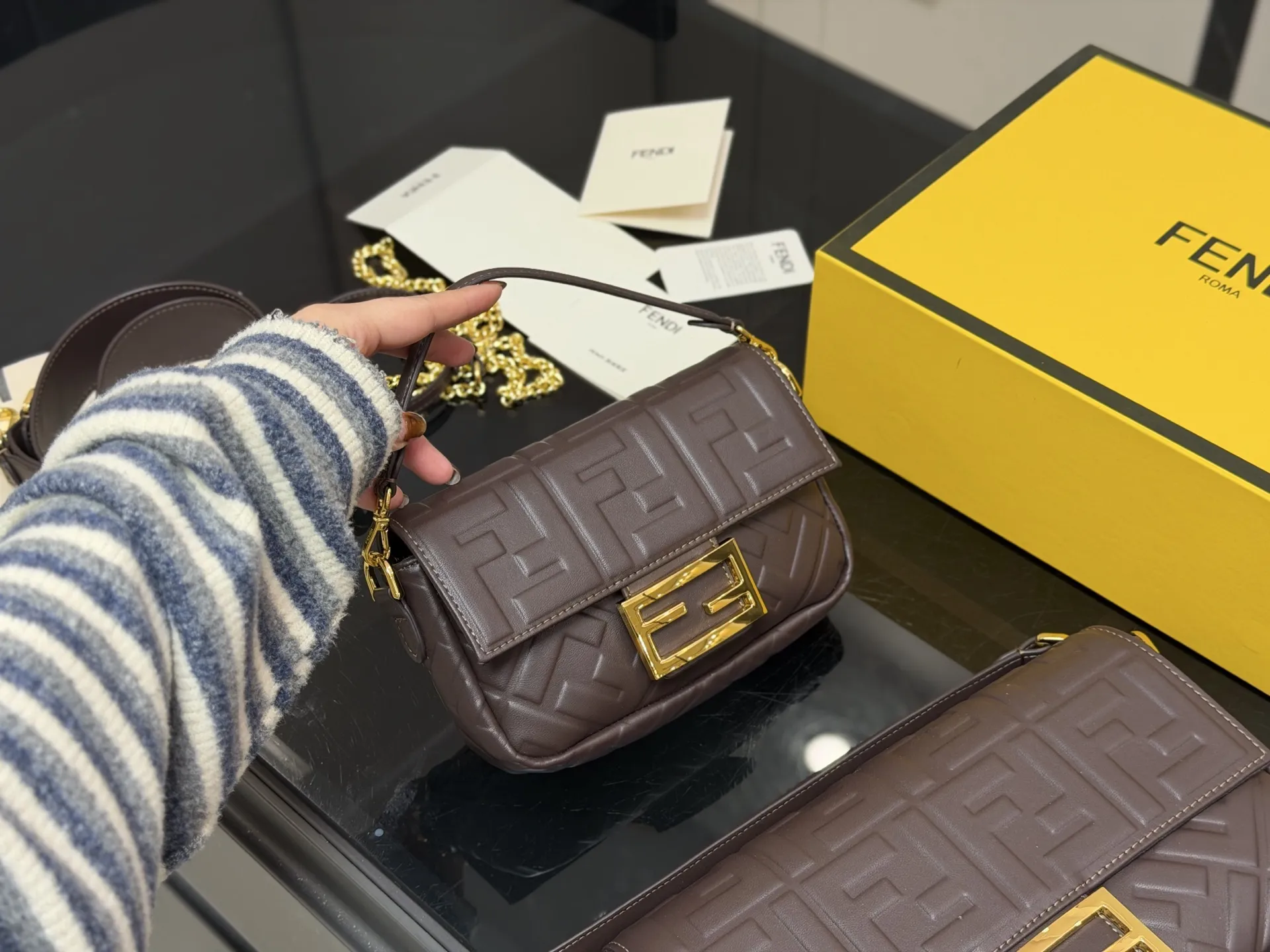 &yen;190 &yen;180 配折叠盒（升级版） size：25*15cm 18*10cm Fendi芬迪法棍包 （Baguette) 单肩、斜跨都不是问题， 有种慵慵懒懒的街头！！ ⚠️牛皮品质