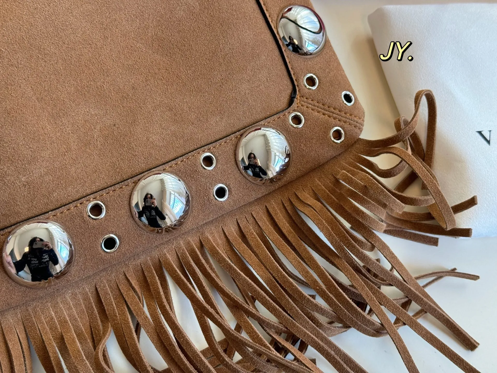 P170（配盒） size：28&times;30 VALENTINO华伦天奴麂皮绒柳钉流苏托特包💕 质感很高级，皮料超好 可调节肩带，多种背法 容量超级大也很耐用～ 随性慵懒，日常出街必备