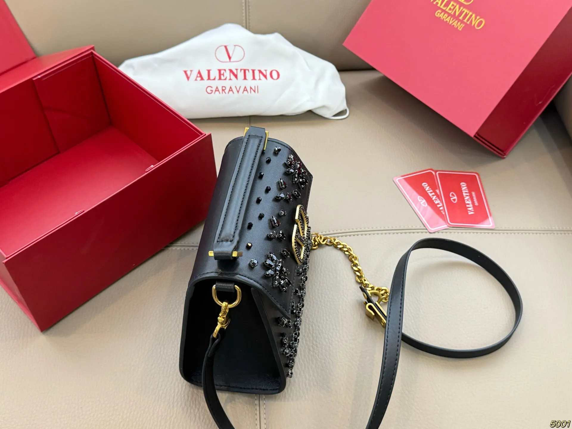 &yen;230折叠盒 华伦天奴Valentino星钻版手提包 简约的包身廓形解锁时尚魅力 可盐可甜 让你成为整条街最靓的女孩 很百搭哦 yyds 尺寸：18 14