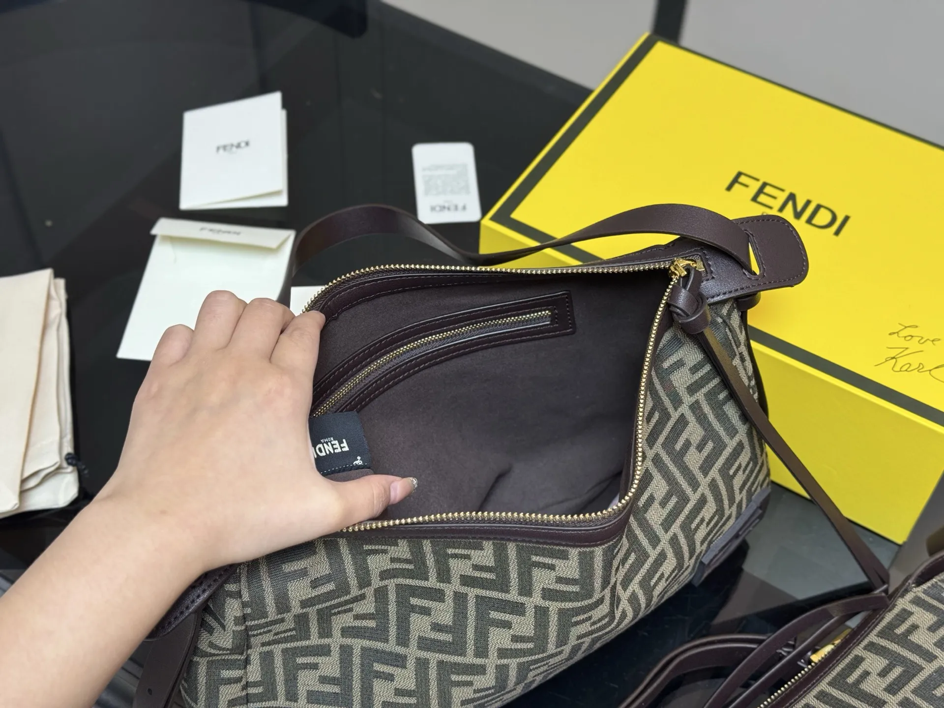 ¥185 无盒 ¥175 配盒 Fendi芬迪hobo ✅原单高品 优雅高级 百看不腻 偏爱它的时尚和洒脱 尺寸:33.19cm 22.12cm