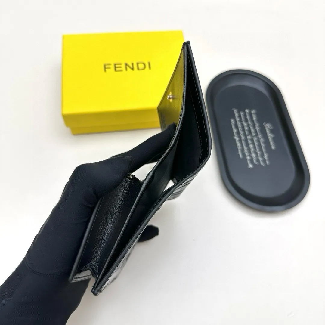 📢📢📢p90 芬迪 8351 💞颜色:黑色 黑棕 大象灰 棕色 💞尺寸: 11*9*2.5 💞说明: Fendi专柜最新款火爆登场!采用进口小牛皮,做工精致, 媲美专柜!多功能小钱包,超级实用!💥