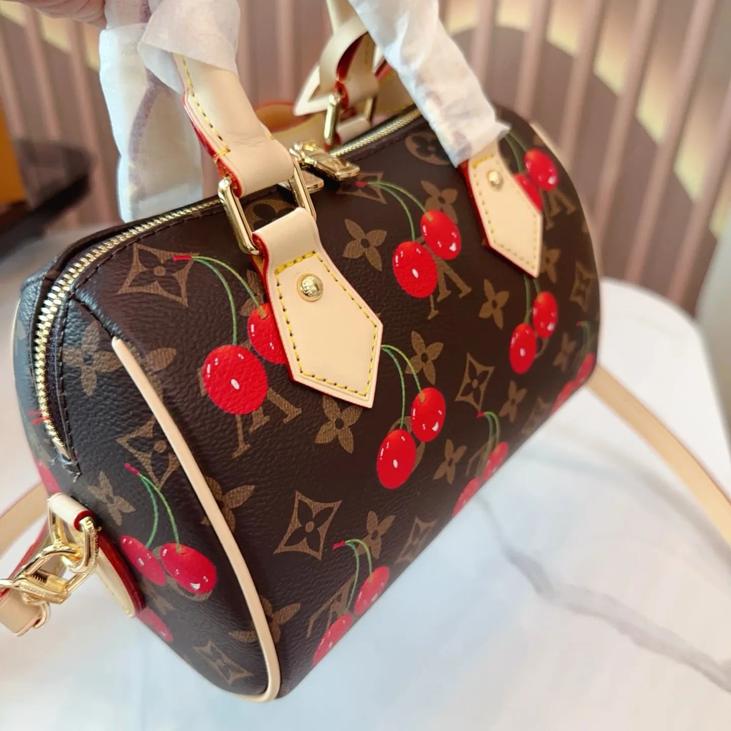 p135 配礼盒🎁. LV Speedy20枕头包 新款speedy20,宝藏尺寸,因为20的尺寸不大也不小,容量也特别 对于嫌弃speedy25太大,nano16cm 又太小的姐妹们,20的尺寸刚刚好哦。 Speedy 系列一直是专柜最热、 最难抢的款, speedy20除了尺寸改动外,最大的改变就是把以往的植鞣革肩带换成了比较宽一点的帆布刺绣logo肩带,而且是可调整肩带,肩带的款式挺现代的,给人的感觉就是非常的年轻活泼,配上这个包,整体的风格就很休闲。尺寸20*11*14cm bz