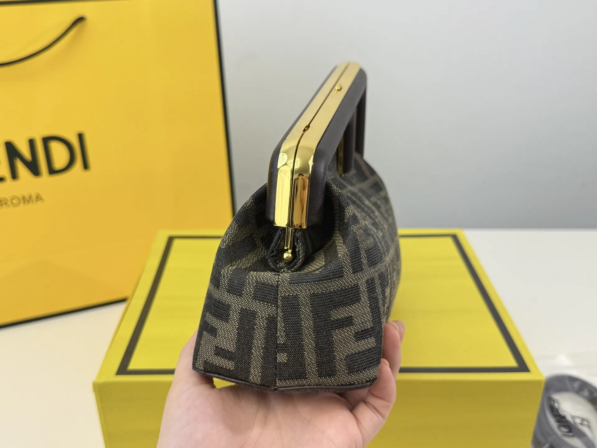 （折叠盒⚠️）p170 First 芬迪的包包越来越好看了，特别是这款，爱不释手！设计颠覆了以往的包包，新款Fendi First的轮廓融入了Fendi首字母F的造型，很特别，简直处处精彩，通勤，晚宴什么都能搭，优雅中带着一丝酷飒，太喜欢！尺寸：22.18