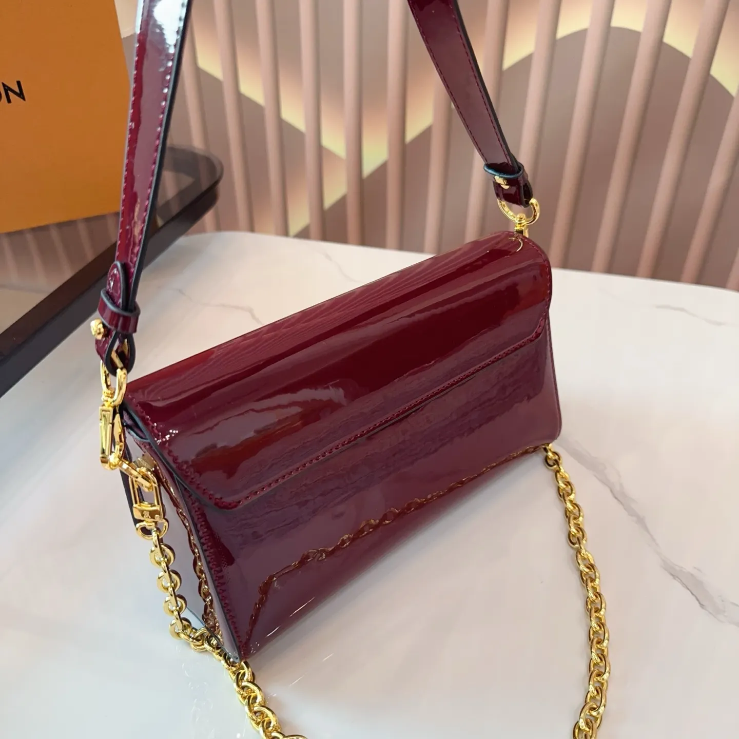 p145 全套包装 LV Twist链条包 复古优雅 永远的经典 正式休闲皆可 日常通勤无压力 尺寸 23×12 bd