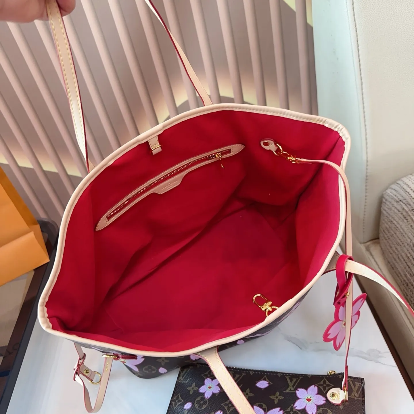 p145 lv&村上隆联名系列 neverfull超级酷太爱啦 购物袋届的天花板 被它的颜值惊艳到啦 简约大气 时髦感十足 尺寸32 29。bd