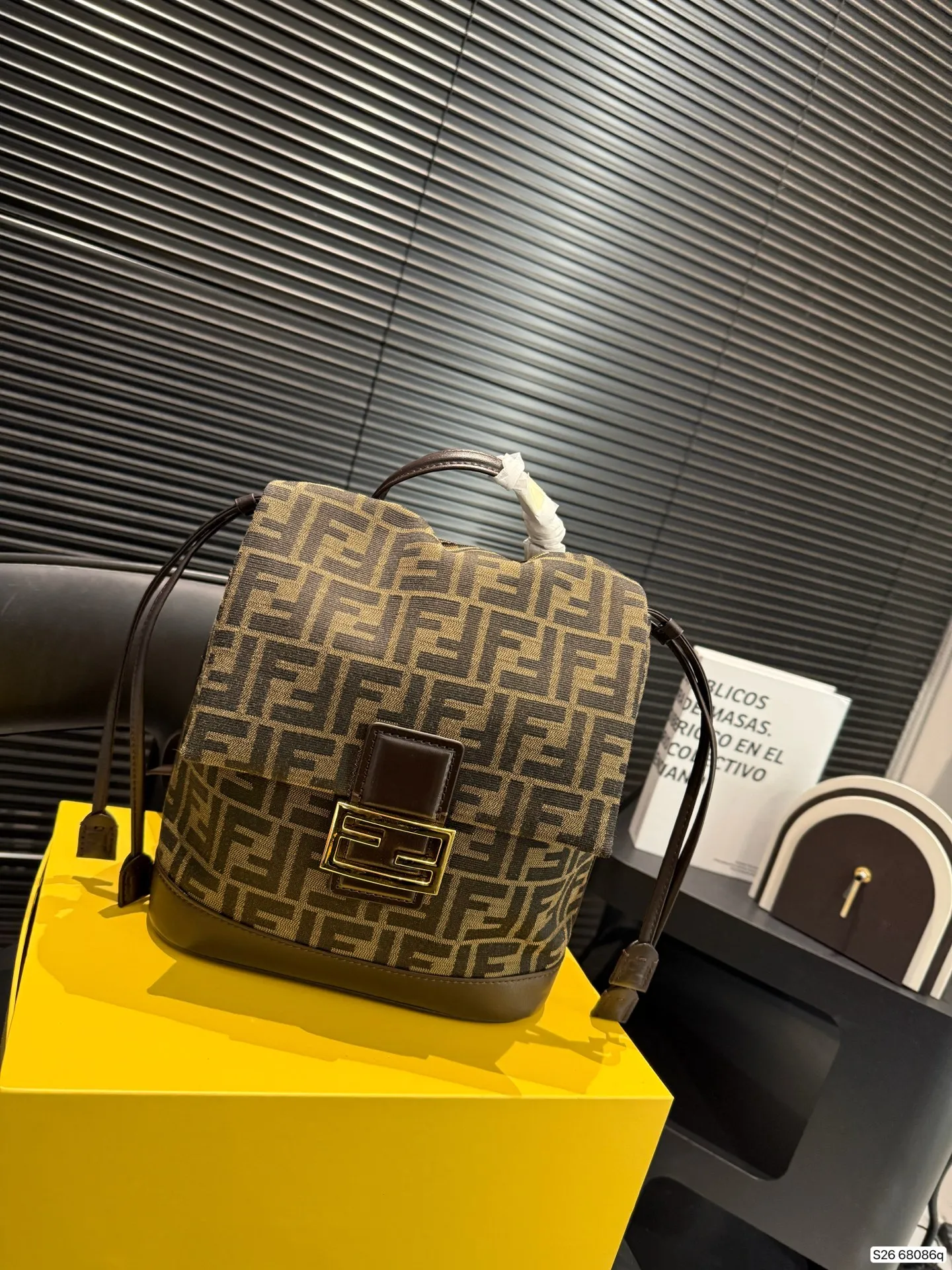 P180 配折叠盒 FENDI｜复古感双肩包😍 看图的时候已经被疯狂种草的双肩包🎒 实物果然不负众望啊 超大容量包身 日常出门或旅游都超实用 重点是！！！ 大个子、小个子背都超好看🤩 爱了爱了😍 尺寸23 25 货号68086