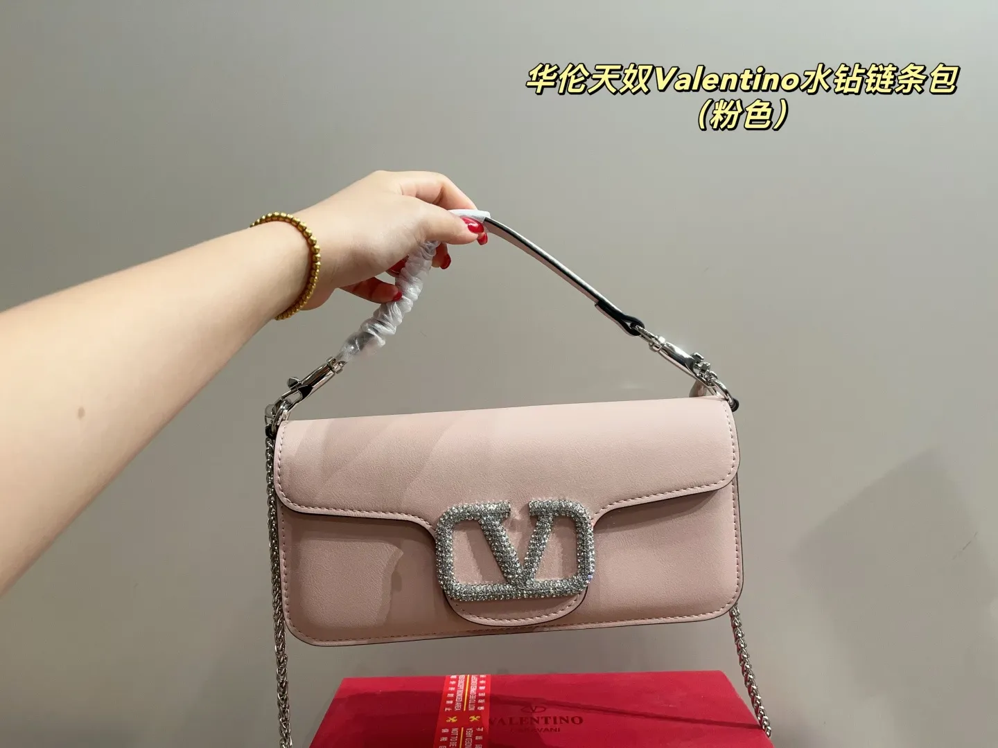 p160配折叠盒⚠️尺寸27.11 华伦天奴Valentino水钻链条包 细腻彷佛云朵般的蓬软包身，让轻抚过皮质的瞬间感到疗愈,将温柔与利落而硬派的铆钉元素相互融合，呈现出既娇柔又实属个性派的抢眼印象 柔美包身手提肩背各带有不同韵味