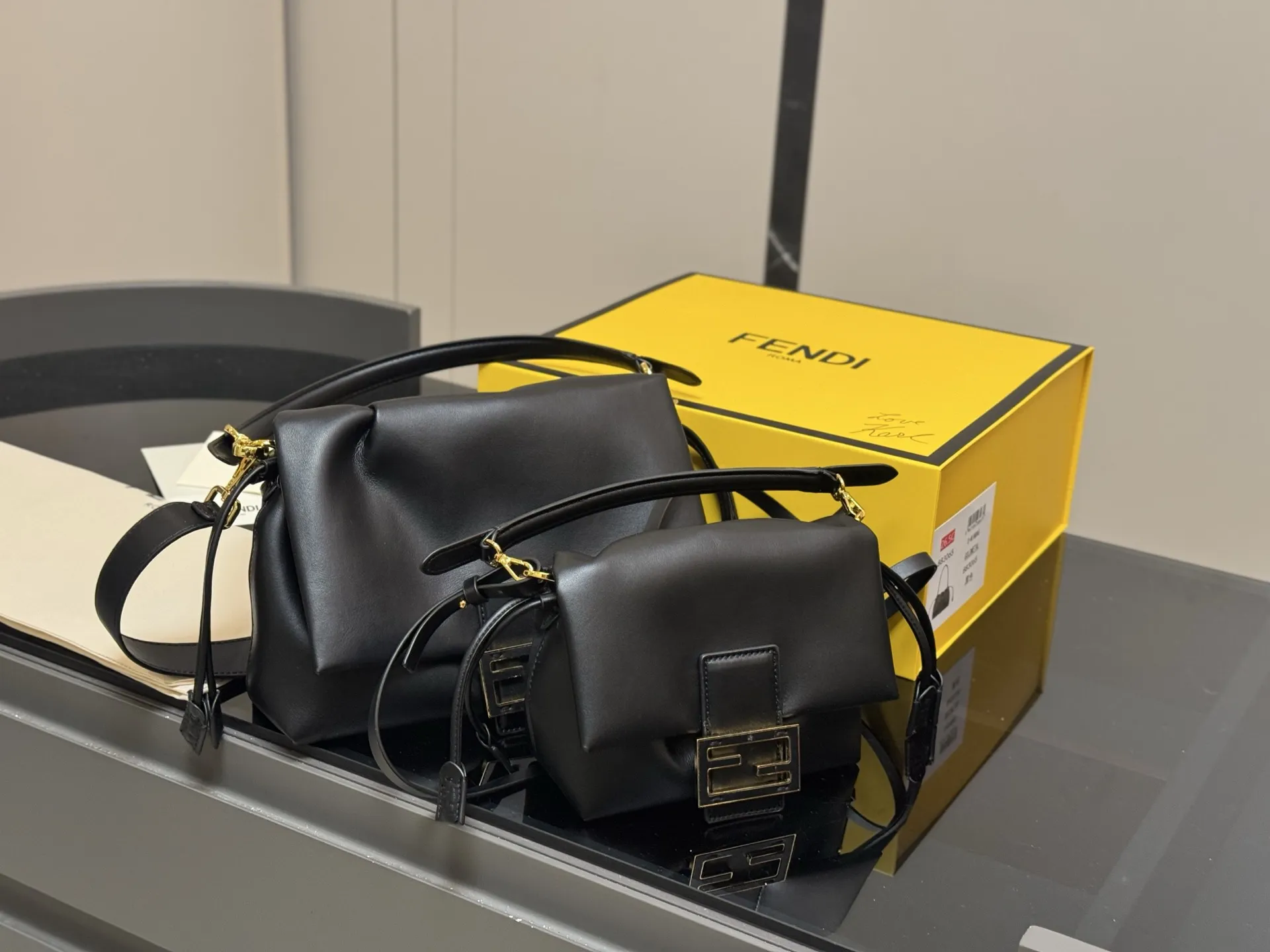 &yen;190 &yen;205 芬迪大胖是我今年要收入囊中的一款中古包 fendi老花百看不厌 金扣搭配 宝藏一-般的存在17cm 26cm配盒子