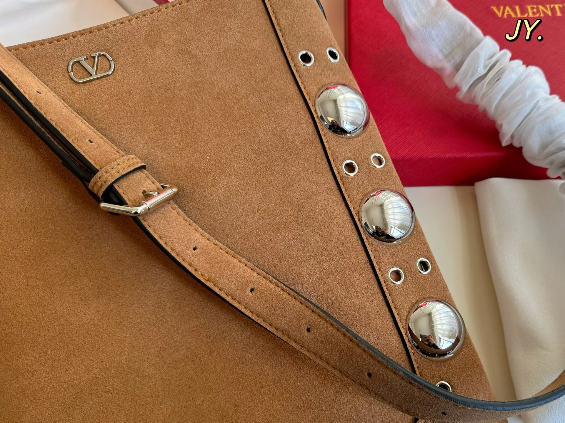 P170（配盒） size：28&times;30 VALENTINO华伦天奴麂皮绒柳钉流苏托特包💕 质感很高级，皮料超好 可调节肩带，多种背法 容量超级大也很耐用～ 随性慵懒，日常出街必备