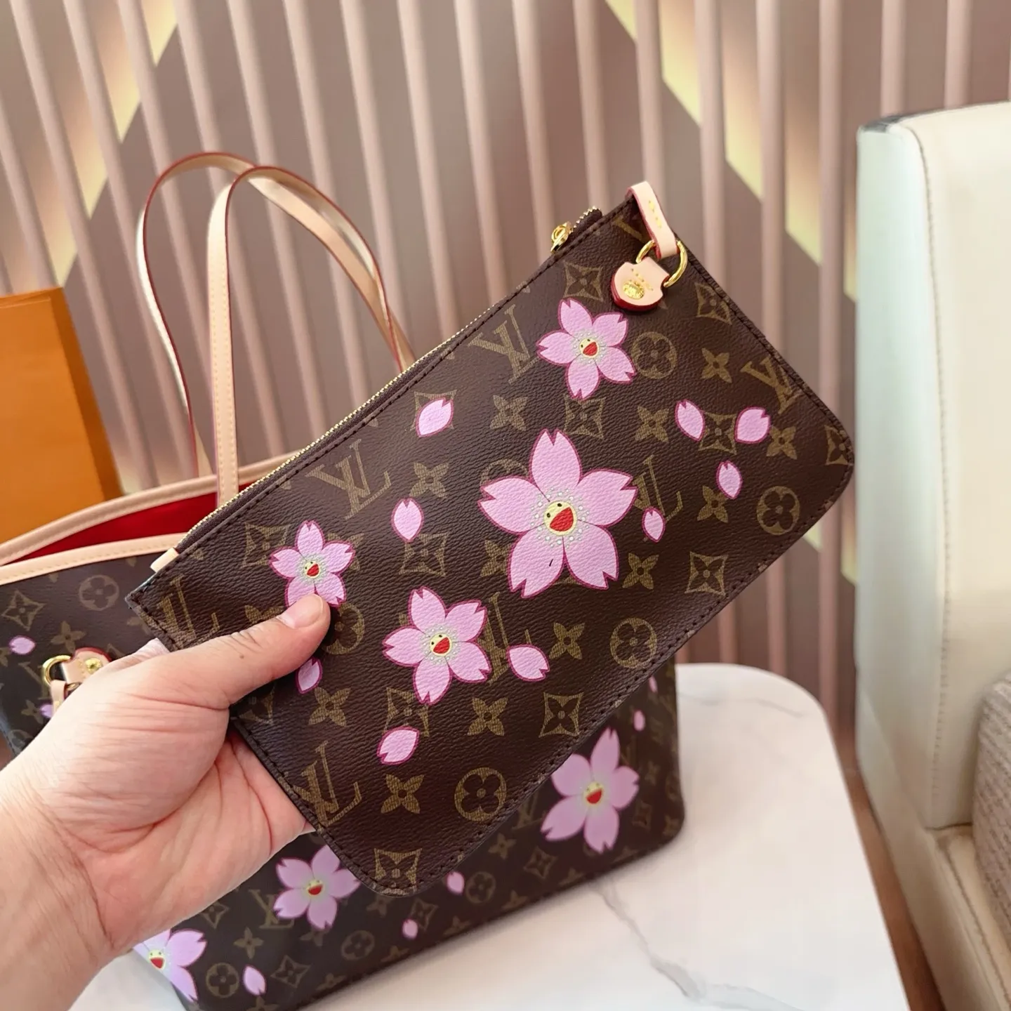 p145 lv&村上隆联名系列 neverfull超级酷太爱啦 购物袋届的天花板 被它的颜值惊艳到啦 简约大气 时髦感十足 尺寸32 29。bd