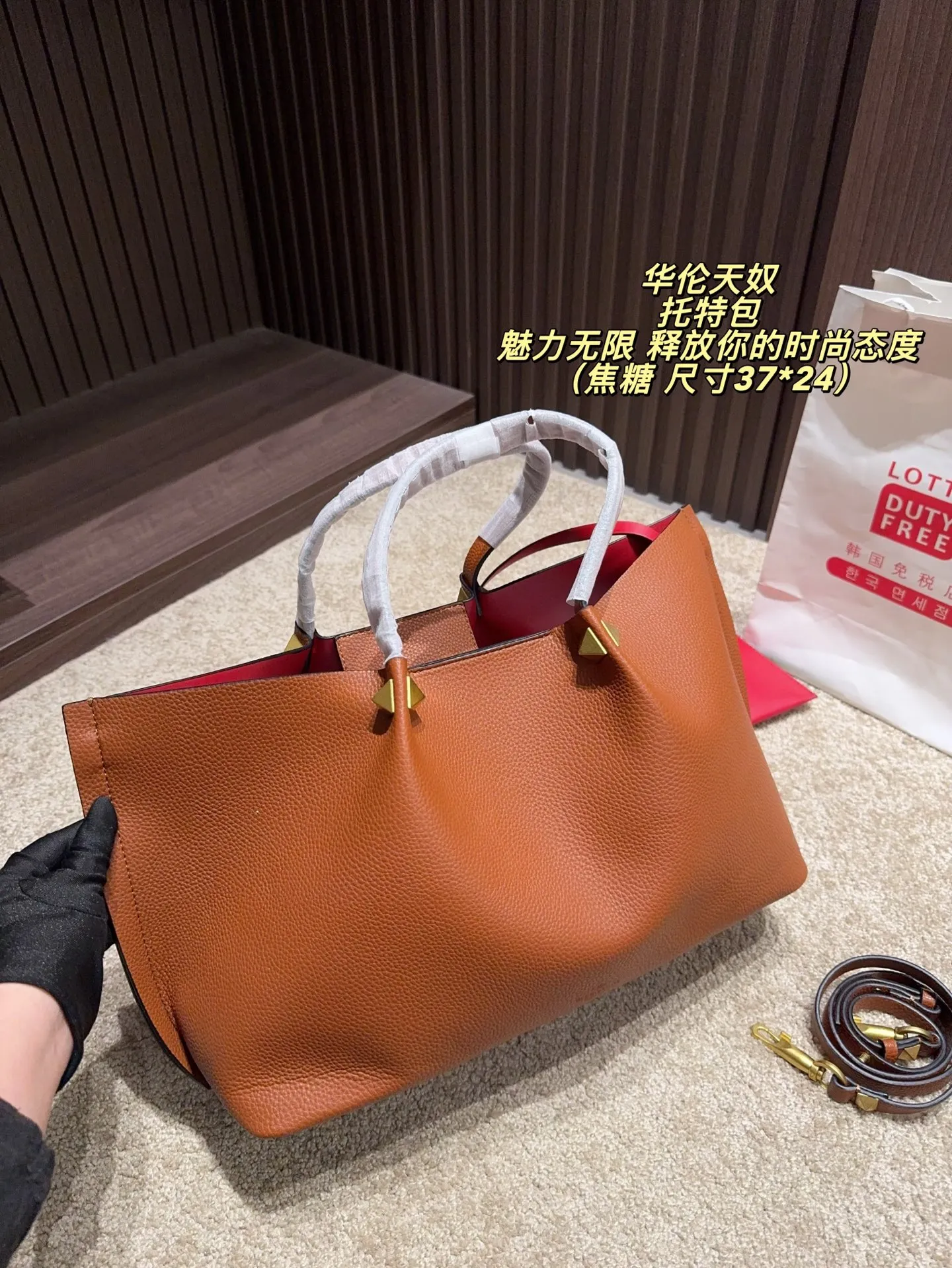 P180 无盒⚠️尺寸37*24 华伦天奴 Valentino托特包 魅力无限 释放你的时尚态度 外形独特,有很多可爱的颜色可选,简直是不可错过的时尚单品 不同于帆布包的柔软,背在身上主打一个肆意洒脱的感觉,超有质感,时尚达人超爱