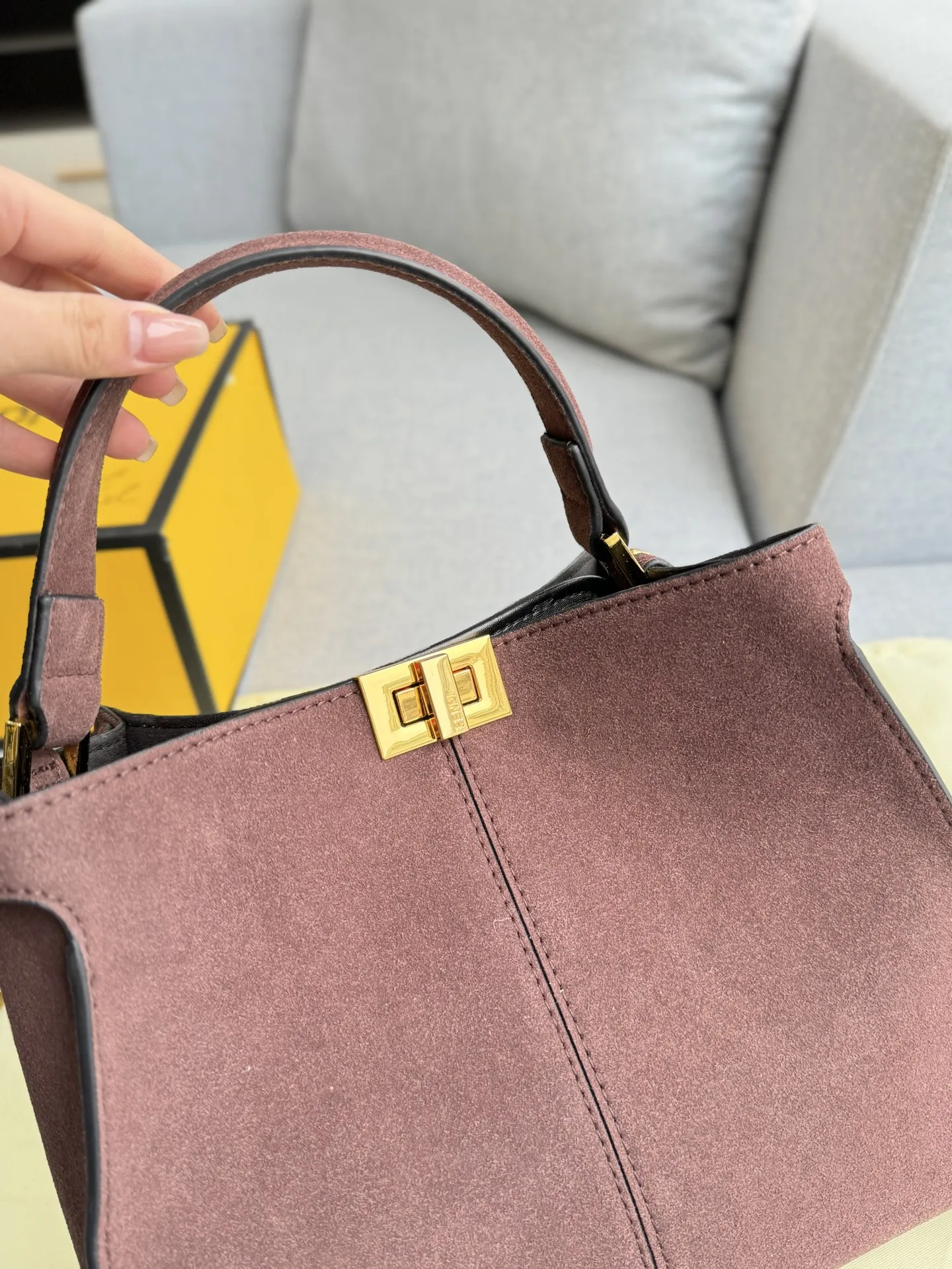 💰205 折叠盒 size：30&times;24 FENDI芬迪 麂皮 小猫包 单肩包 手提包 金属锁扣超有质感✨手提斜挎都OK，通勤休闲都能用！包身&ldquo;FENDI ROMA&rdquo;字样超有辨识度，内部空间合理，日常物品轻松收纳。 Peekaboo系列自2009年推出，优雅又实用，是FENDI标志性单品，时髦精们必入！