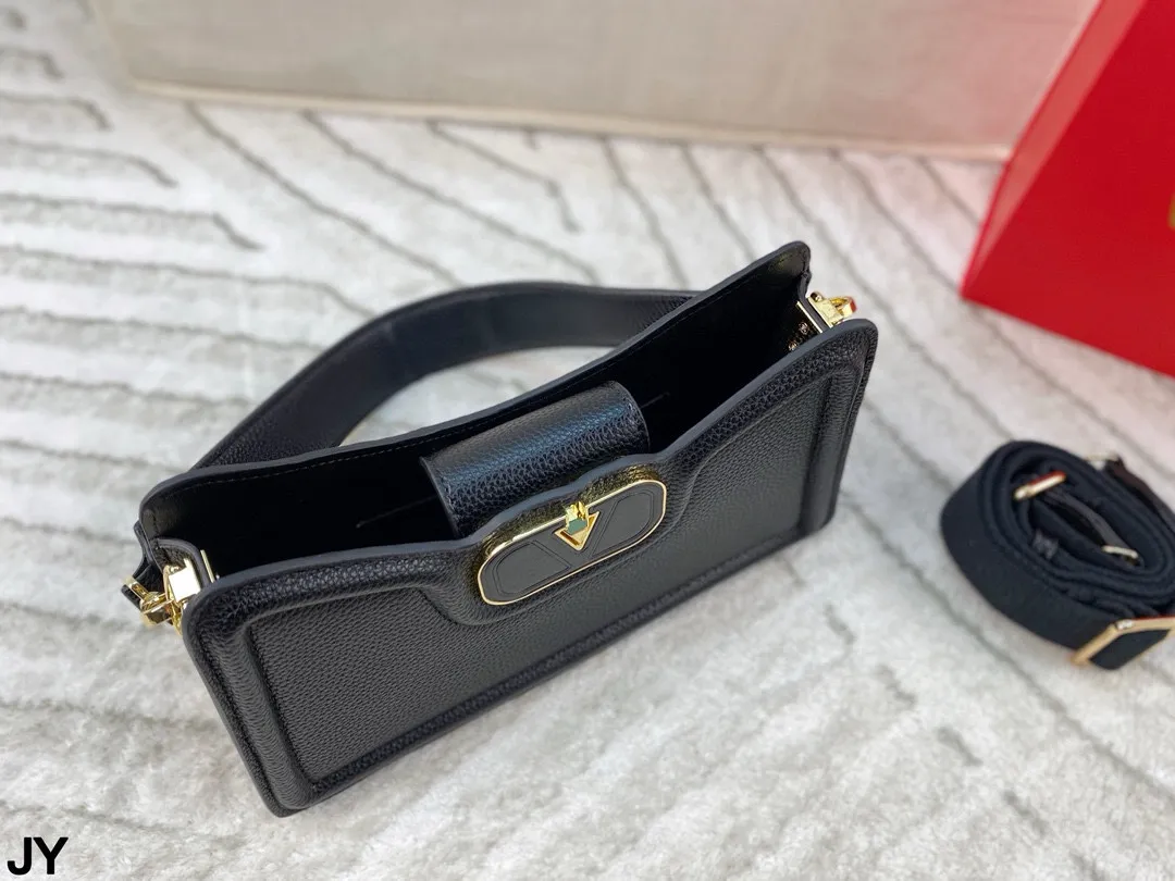 p150 折叠盒🎁 造型风格独特的斜挎包~华伦天奴 Valentino百搭经典精致的一只 真的超级无敌巨可爱 仙气满满 小姐姐日常必入款!尺寸:26*15