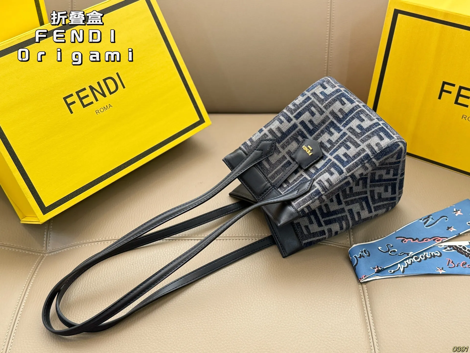 ¥180折叠盒 芬迪FENDI Origami托特包 灵感源自于折纸艺术,可随意变化包型,8个隐藏式吸磁扣保证的物品的安全性,也更加美观。 打开是一个tote 的样式,折起来是个水桶包,这也更加体现品牌的二元性,创意与实用美相结合。 尺寸:15 20