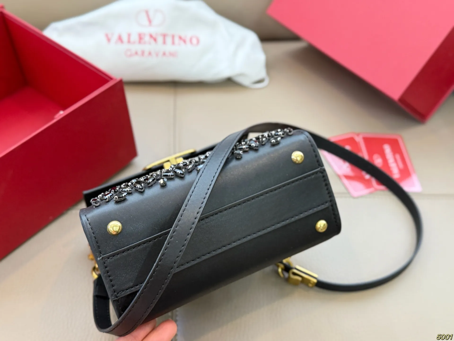 ¥230折叠盒 华伦天奴Valentino星钻版手提包 简约的包身廓形解锁时尚魅力 可盐可甜 让你成为整条街最靓的女孩 很百搭哦 yyds 尺寸:18 14