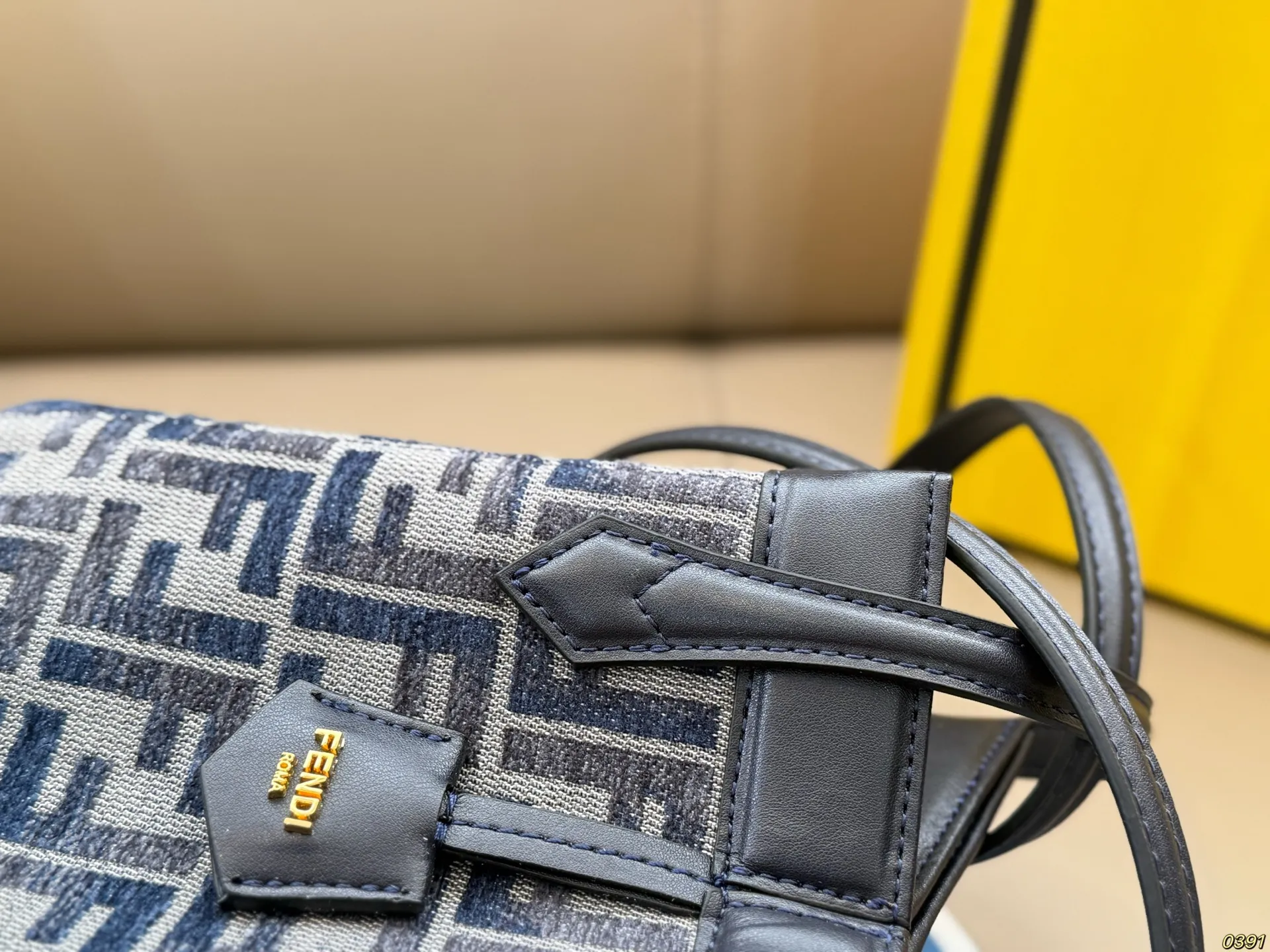 ¥180折叠盒 芬迪FENDI Origami托特包 灵感源自于折纸艺术,可随意变化包型,8个隐藏式吸磁扣保证的物品的安全性,也更加美观。 打开是一个tote 的样式,折起来是个水桶包,这也更加体现品牌的二元性,创意与实用美相结合。 尺寸:15 20