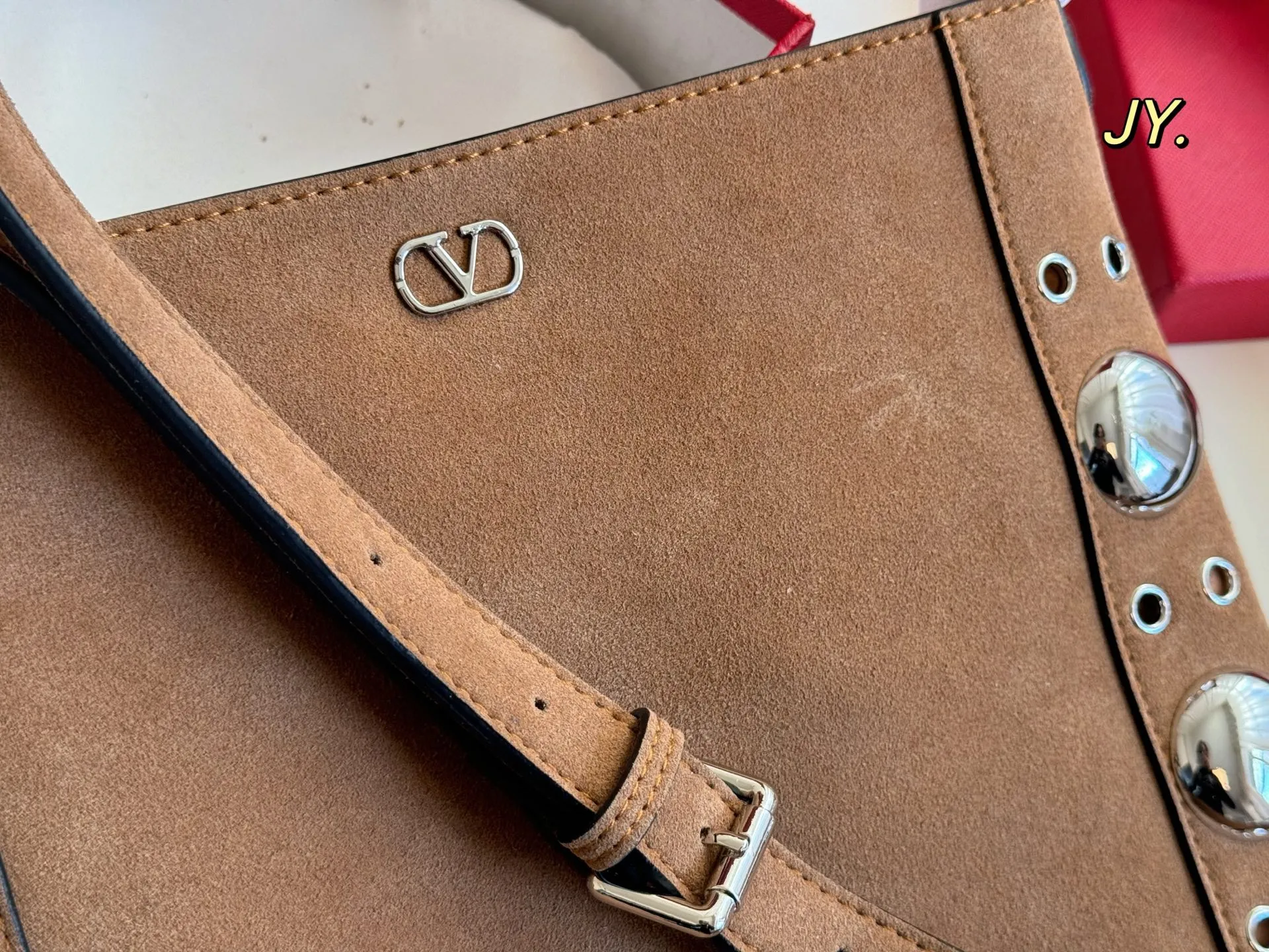 P170（配盒） size：28&times;30 VALENTINO华伦天奴麂皮绒柳钉流苏托特包💕 质感很高级，皮料超好 可调节肩带，多种背法 容量超级大也很耐用～ 随性慵懒，日常出街必备