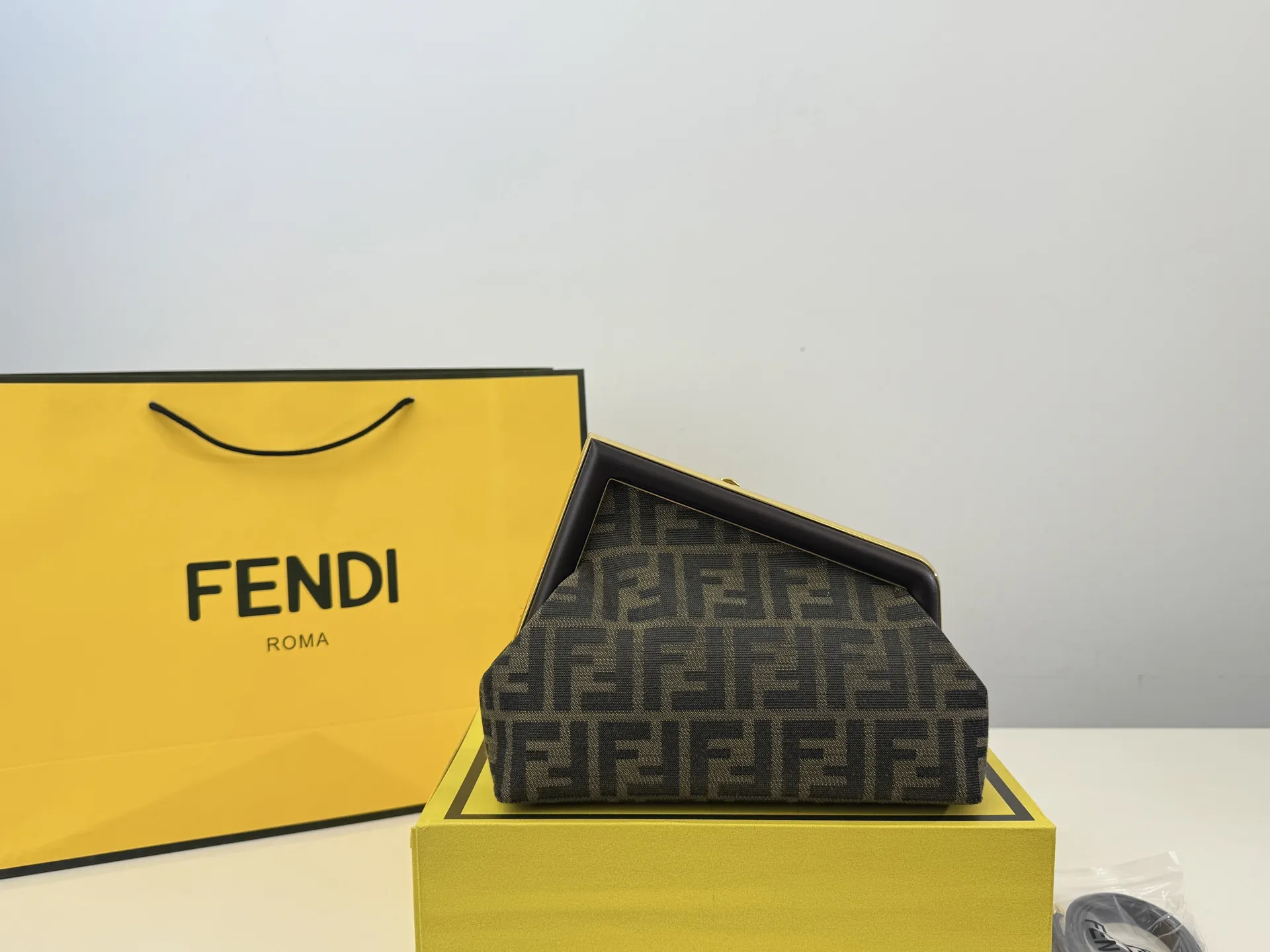 (折叠盒⚠️)p170 First 芬迪的包包越来越好看了,特别是这款,爱不释手!设计颠覆了以往的包包,新款Fendi First的轮廓融入了Fendi首字母F的造型,很特别,简直处处精彩,通勤,晚宴什么都能搭,优雅中带着一丝酷飒,太喜欢!尺寸:22.18