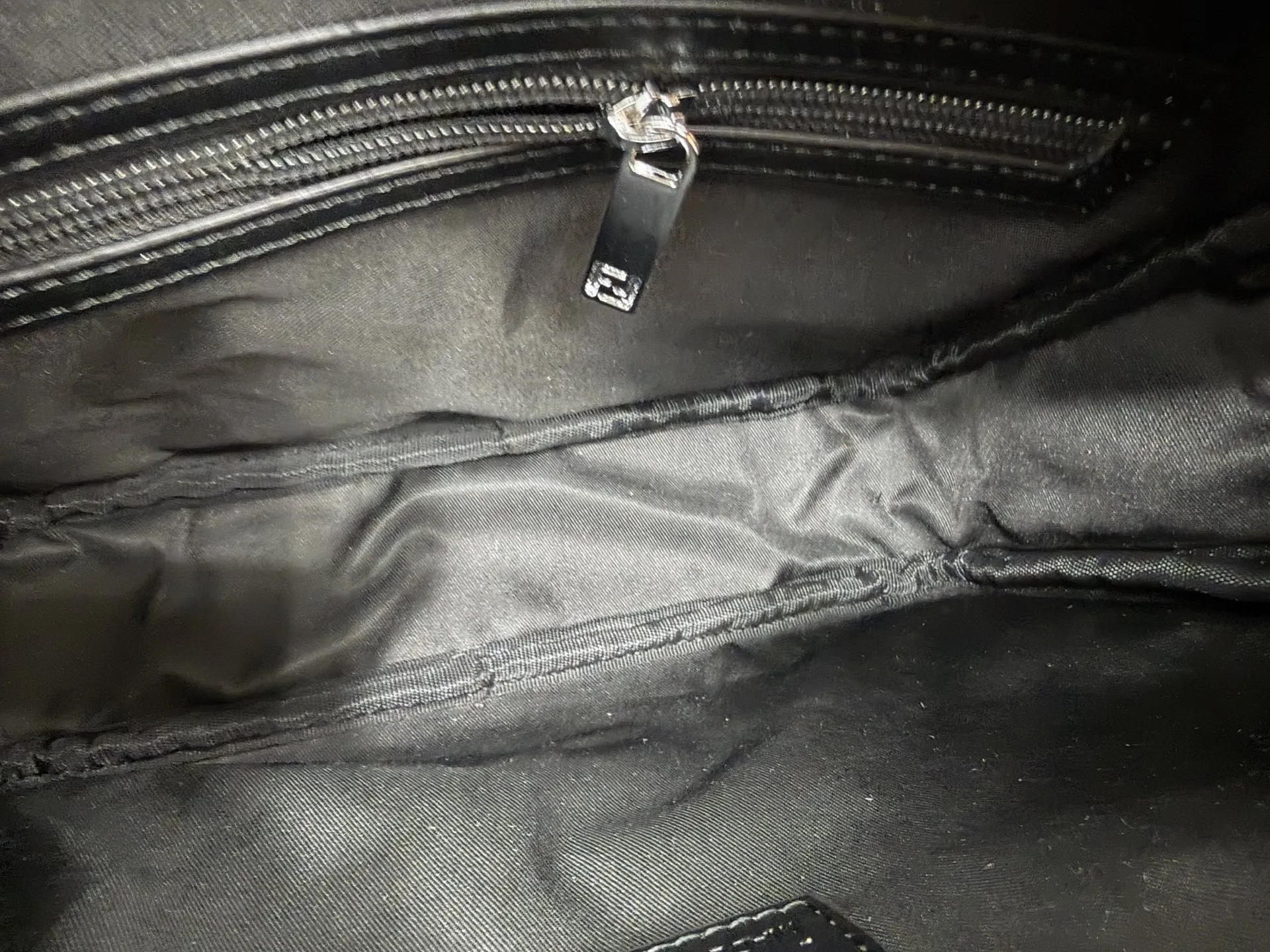 P125 Fendi 芬迪 小怪兽邮差包 单肩包 男女通用斜挎包 经典百搭 实物拍摄 配送礼盒 24 x 16 cm。