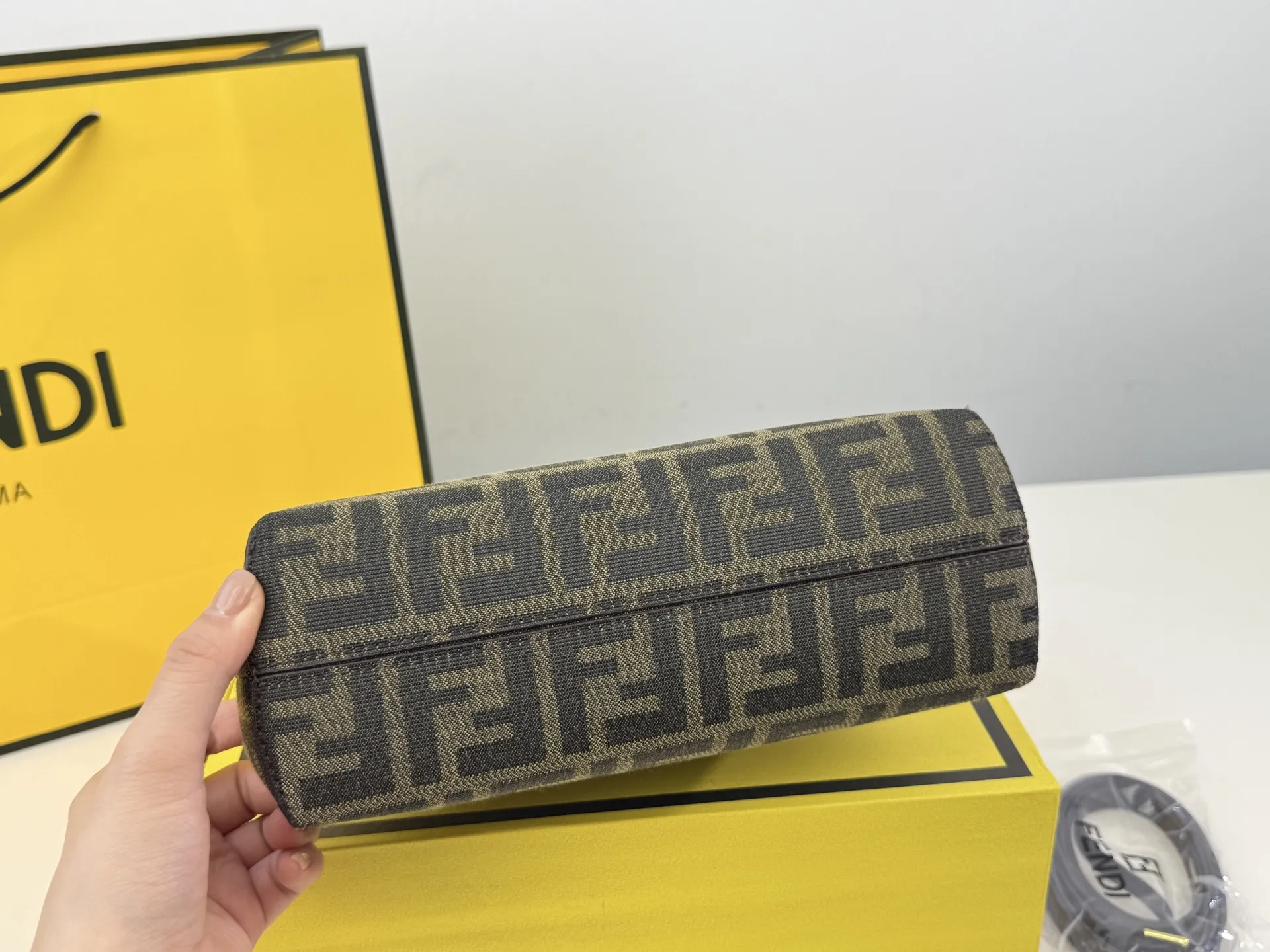 （折叠盒⚠️）p170 First 芬迪的包包越来越好看了，特别是这款，爱不释手！设计颠覆了以往的包包，新款Fendi First的轮廓融入了Fendi首字母F的造型，很特别，简直处处精彩，通勤，晚宴什么都能搭，优雅中带着一丝酷飒，太喜欢！尺寸：22.18