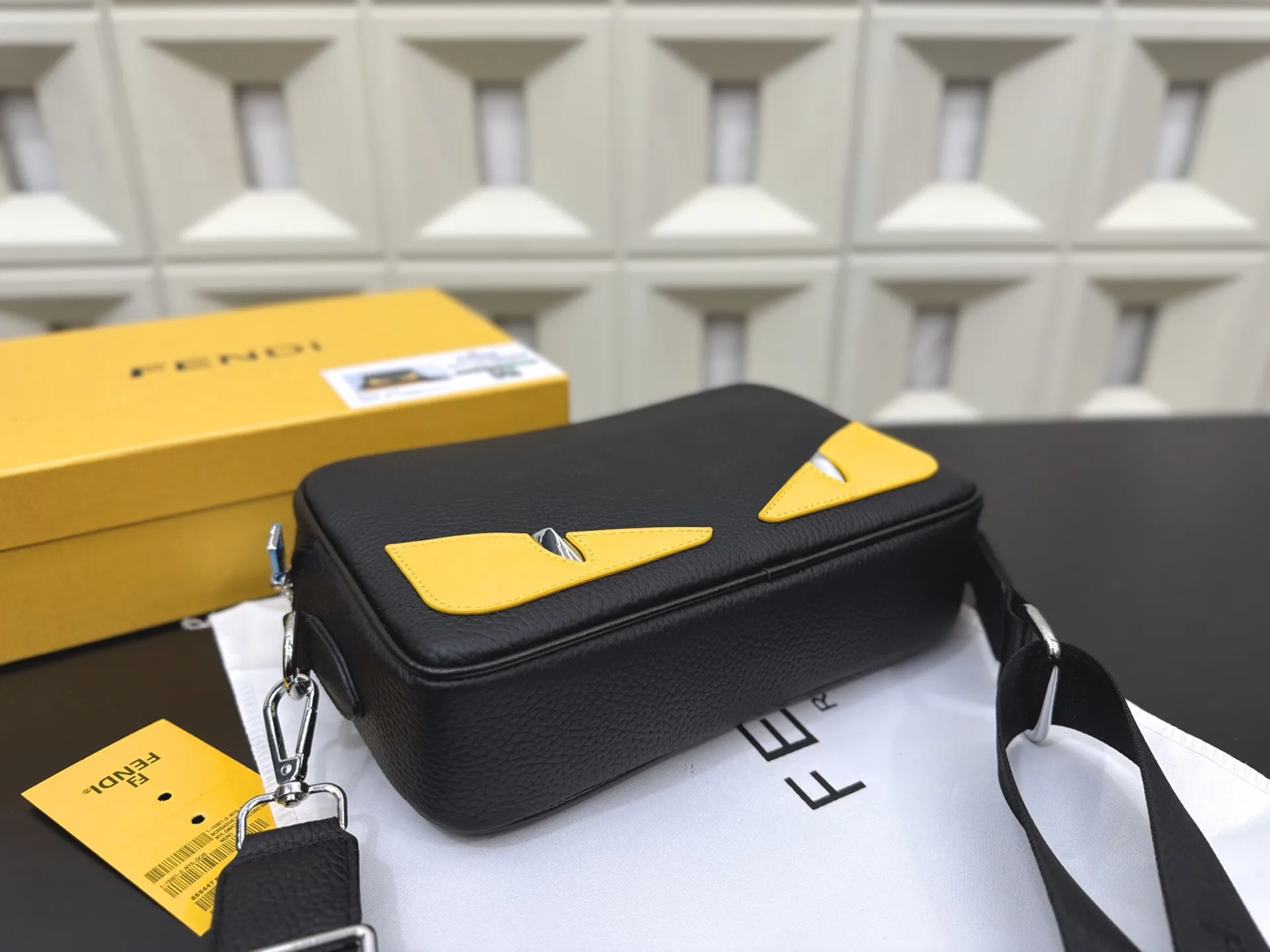P125 Fendi 芬迪 小怪兽邮差包 单肩包 男女通用斜挎包 经典百搭 实物拍摄 配送礼盒 24 x 16 cm。