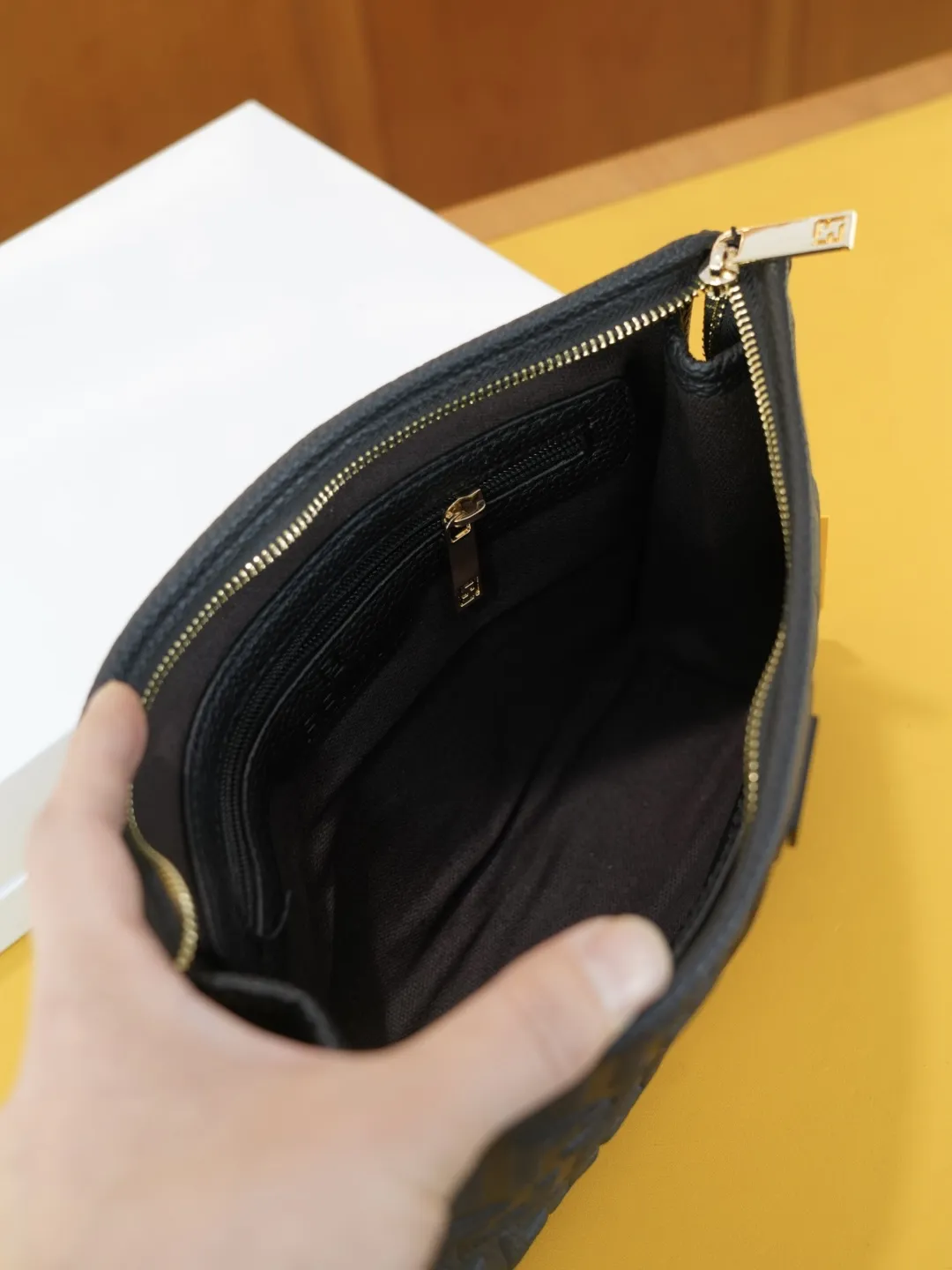 P115 🇮🇹 FENDI 芬迪 官网同步 高版本 手拿包 全球轰抢单品 原单牛皮制作 质感超好 日常出门经典百搭 一眼万年的款 非市面普通货 贸易公司订单货 配全套包装礼品盒装等.. 【规格:28x19x6】