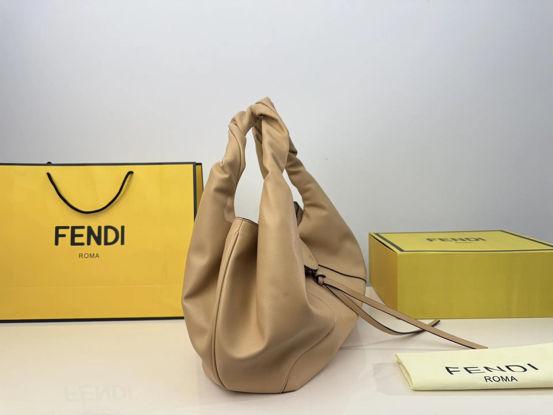 (折叠盒⚠️)p260/p240 芬迪新款包身隐藏的 “机关锁”开合像解密一样有趣,名字“SPY”(间谍)由此而来。 包口小口袋低调又充满心机感,像好朋友一样守护着你的秘密 ,更像是一双有智慧的眼睛带你“窥探”世界 可调节肩带:单肩、斜挎或手拎,适合不同场合。 size:33*27cm(大) size:21*21cm(小)