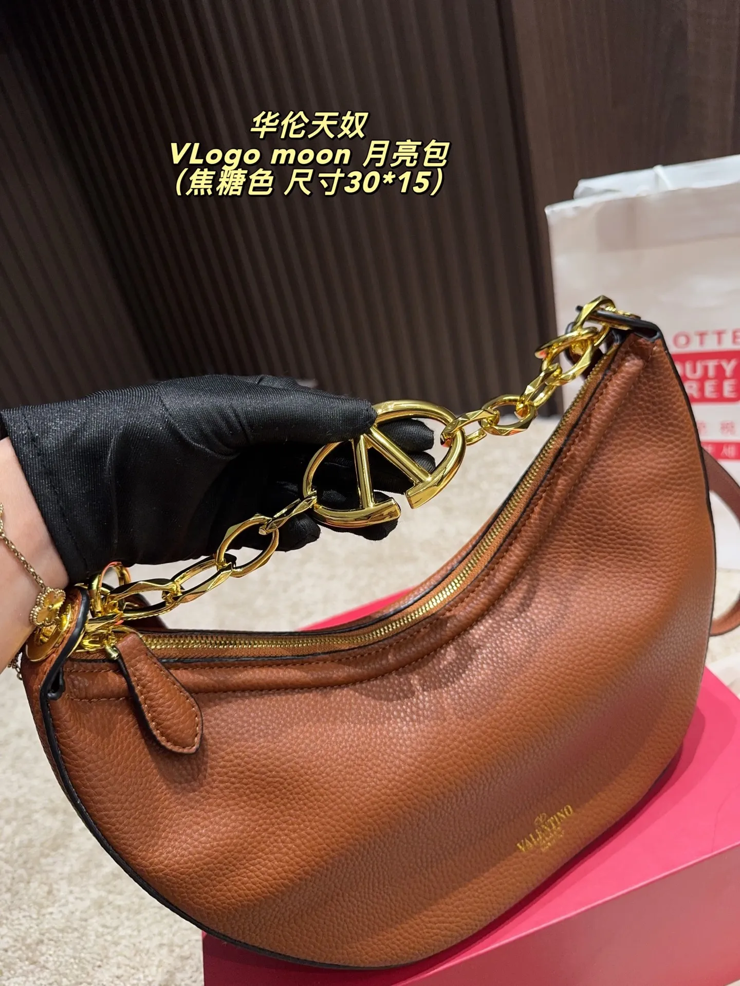 p185配盒⚠️尺寸30.15 华伦天奴 VLogo moon月亮包 用包包点亮沉闷的秋冬 Valentino的VLogo Moon手袋 就像月亮一样有着可爱又柔美的弯曲线条 VLogo金色链饰,复古精致 可拆卸肩带解锁多种穿搭方式 可以是休闲酷女孩 也可以是气质大女人 一包多搭,随心而定