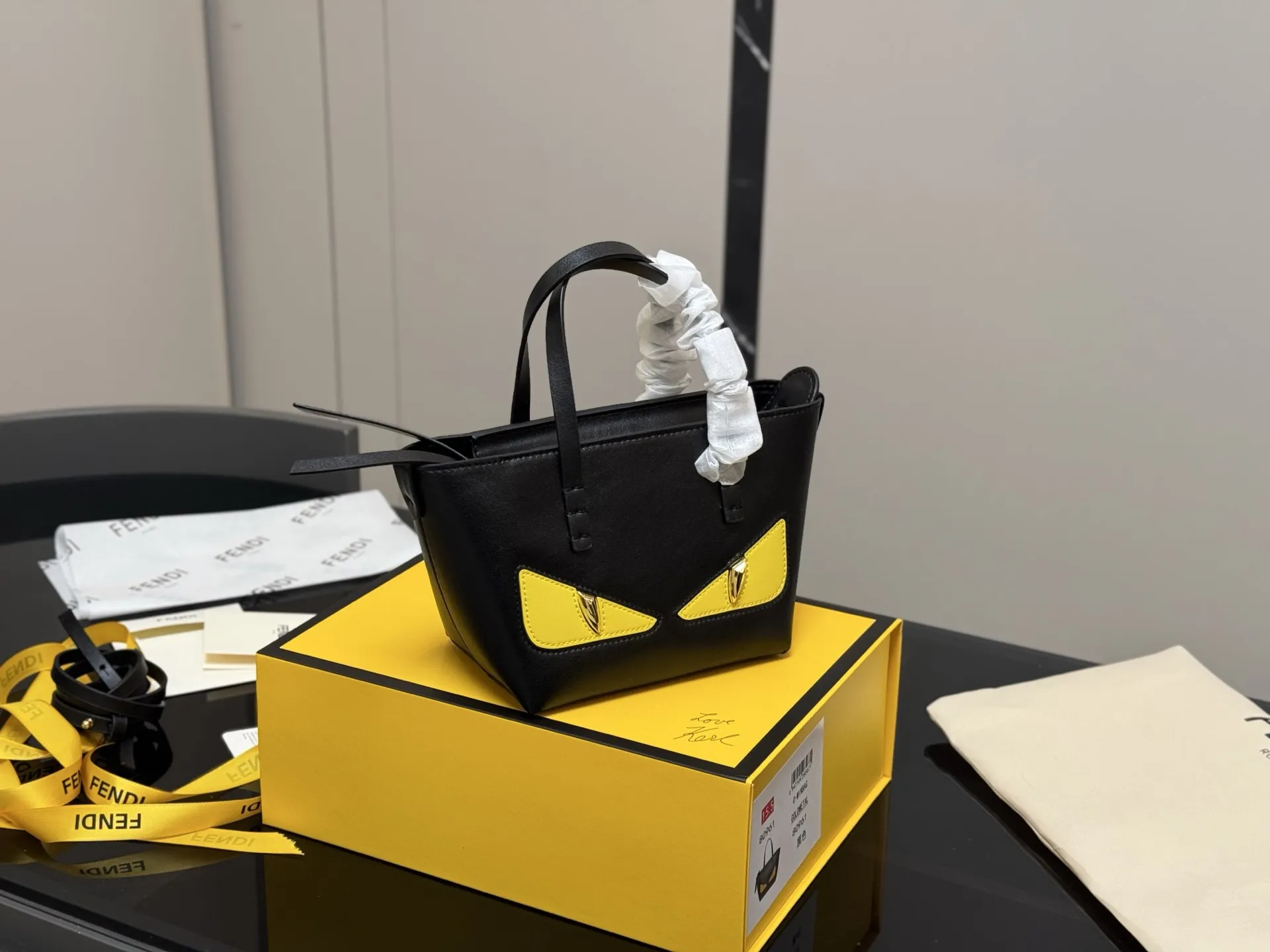 ¥170 配折叠盒 芬迪 FENDI 怪兽菜篮子 简约大气风格 更加轻盈 可轻松驾驭各种风格 是每个酷酷女孩必入款 尺寸:16.13cm