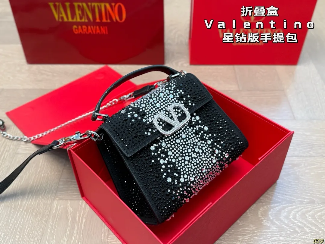 &yen;170折叠盒 华伦天奴Valentino星钻版手提包 简约的包身廓形解锁时尚魅力 可盐可甜 让你成为整条街最靓的女孩 很百搭哦 yyds 尺寸：18 14
