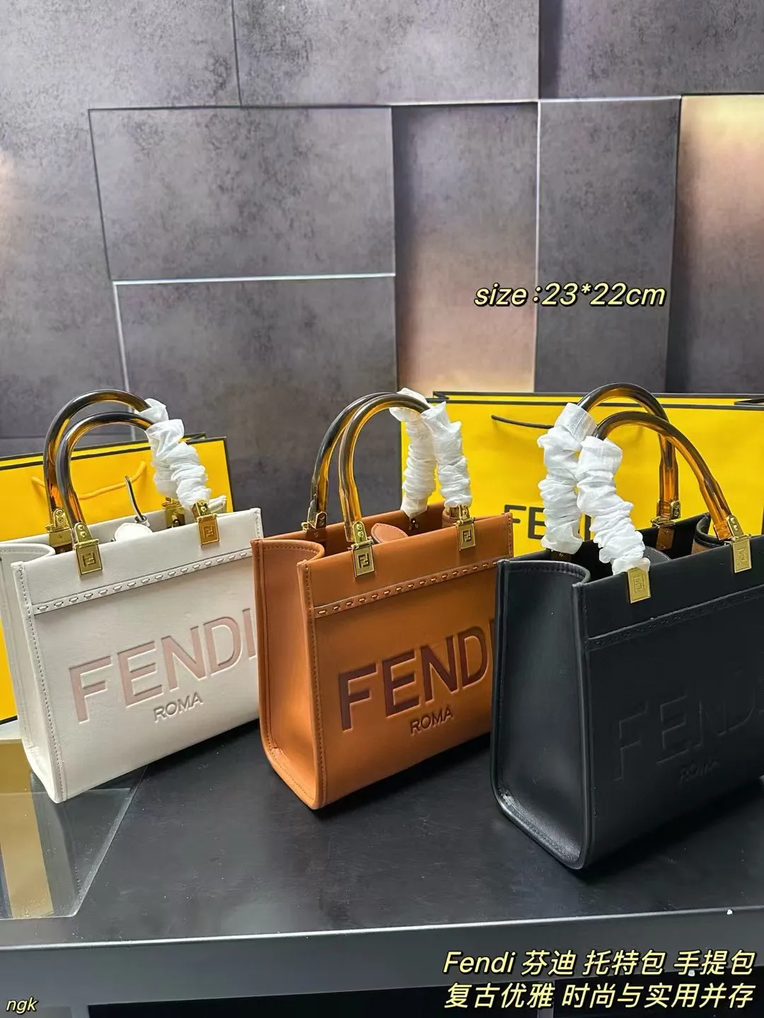 P160 配盒 Fendi 芬迪 托特包 手提包 好看又酷炫的芬迪包包，FENDI 托特包&ldquo;阳光手提袋&rdquo;高级感十足，小小的冲击感中又带有精致与质感，复古风，外观够简约，随便搭配一身，出门立马是焦点。实用与时尚并存，不管是出行游玩或是通勤工作都很适合，衣服牛仔或是简约衬衫以及休闲装都不在话下。 尺寸：23*22CM