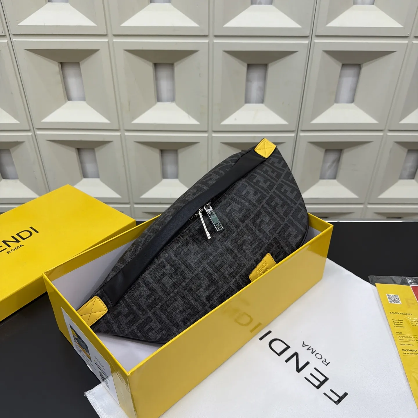 P105 Fendi 芬迪 印花腰包 斜挎胸包 经典百搭 实物拍摄 配送防尘袋 礼盒 30 x 17 cm。