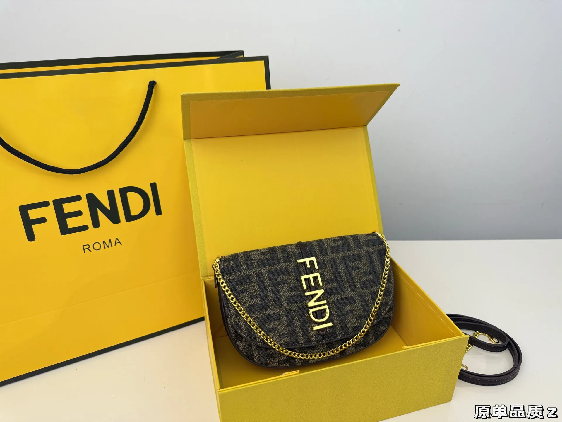 （折叠盒⚠️）p160 Fendi Baguette芬迪包第一眼就觉得砸中了我。加上有一根较长的肩带，非常实用。装个手机，口红，粉饼都毫无压力。看起来虽然不算太大但是绝对很能装。尺寸19 13