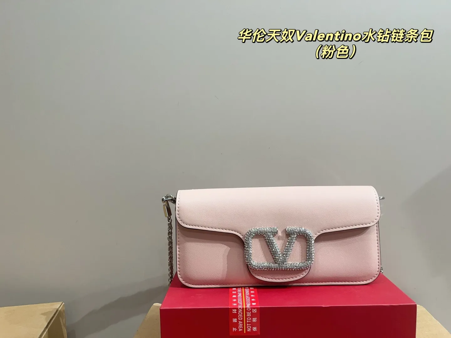 p160配折叠盒⚠️尺寸27.11 华伦天奴Valentino水钻链条包 细腻彷佛云朵般的蓬软包身,让轻抚过皮质的瞬间感到疗愈,将温柔与利落而硬派的铆钉元素相互融合,呈现出既娇柔又实属个性派的抢眼印象 柔美包身手提肩背各带有不同韵味