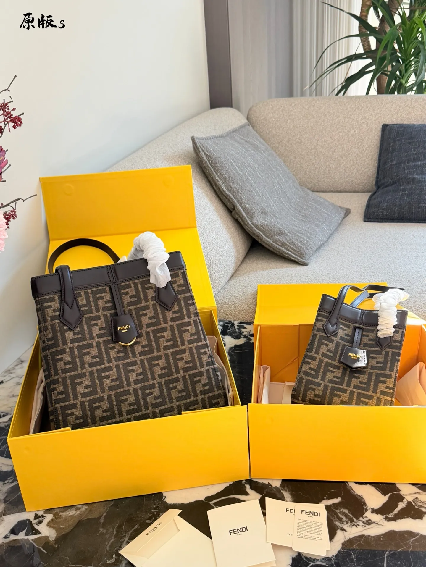 p200p215 Fendi Origami mini｜中号🔥折纸包遇到灵魂画手 #fendi #fendiorigami [哇R]Fendi Origami是我今年推荐过最多的包！大家都说，磁扣设计太香了，单手开包还有满满安全感🔐！ 早入早美！ 🔥Fendi Origami包看似简约，实则是工艺与创意的巅峰！ ✅ **一包两用**：轻轻一拉磁扣，从托特秒变水桶包，通勤、约会、旅行无缝切换，容量堪比&ldquo;移动衣橱&rdquo;。 ✅ **细节控狂喜**：38个精密零件+8颗磁扣，开合丝滑如折纸艺术，每个角度都散发高级慵懒的魅力！ 15cm27cm配盒子卡片