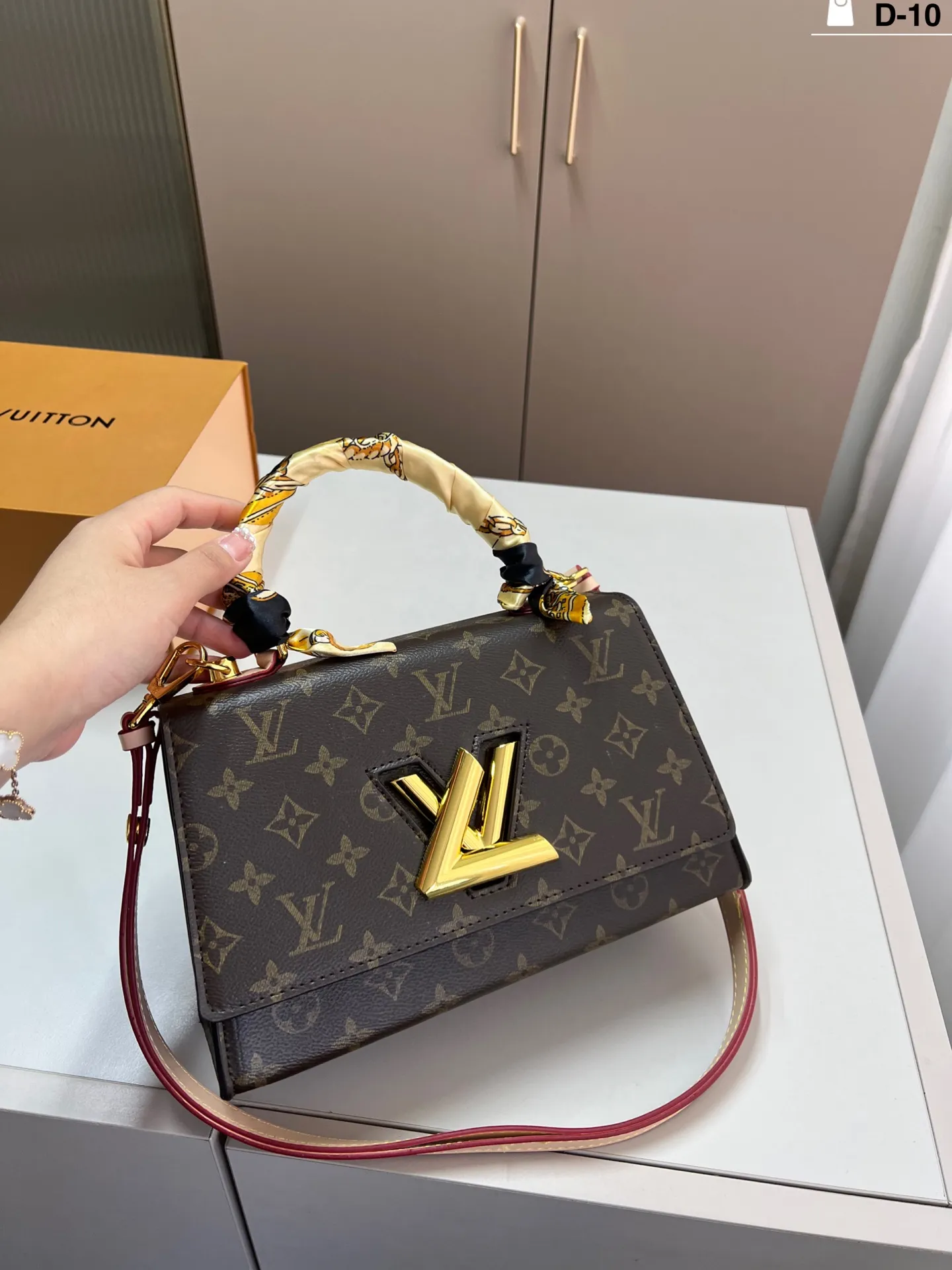 💰p150 lvTwist新款 旋转扣 气场强大实用又百搭 可以说是品牌中的经典 神仙颜值！ 实物真的高级有质感 D-10尺寸25&times;14折叠盒