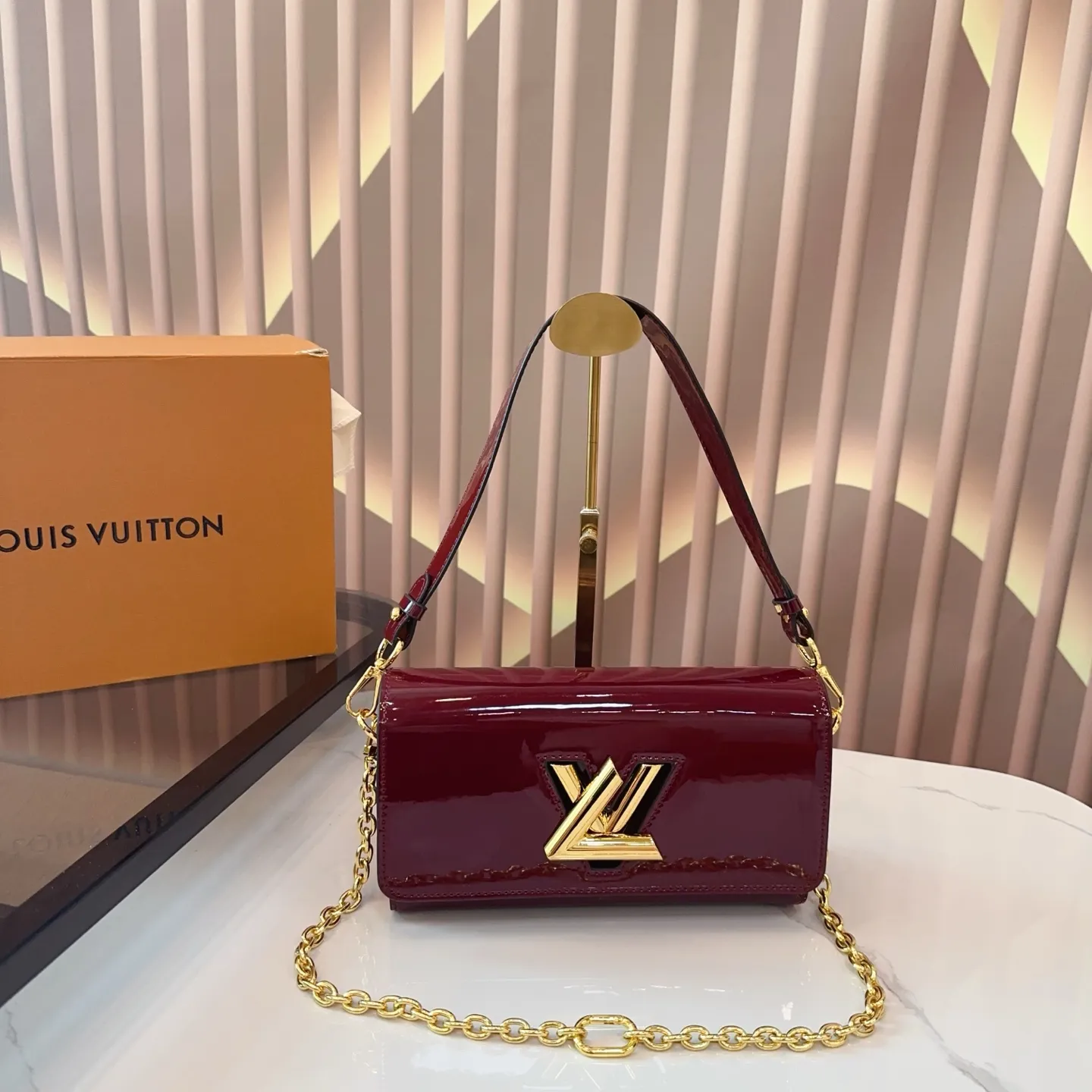 p145 全套包装 LV Twist链条包 复古优雅 永远的经典 正式休闲皆可 日常通勤无压力 尺寸 23×12 bd