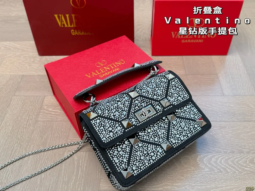 &yen;210折叠盒 华伦天奴Valentino星钻版手提包 简约的包身廓形解锁时尚魅力 可盐可甜 让你成为整条街最靓的女孩 很百搭哦 yyds 尺寸：24 16
